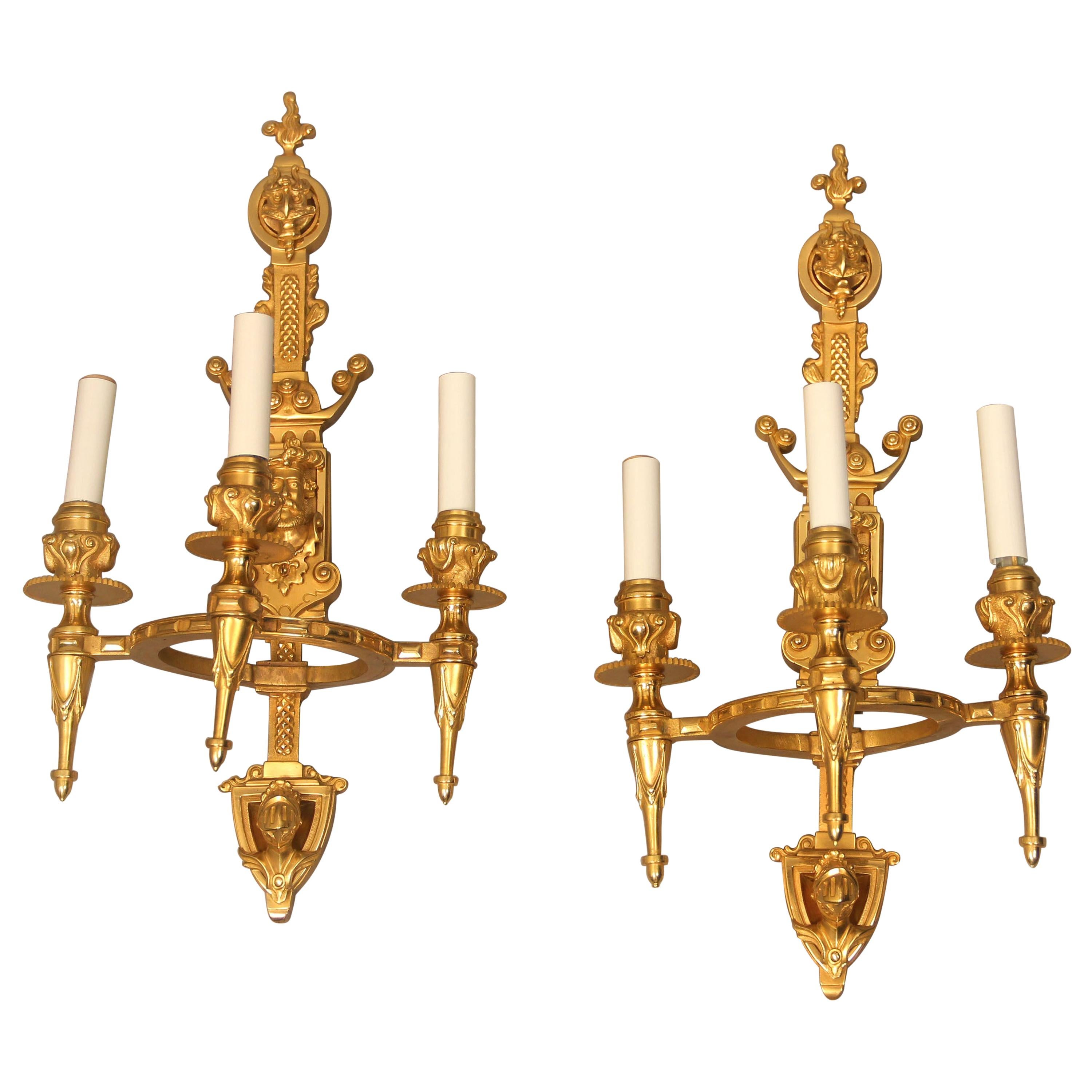 Intéressante paire d'appliques à trois lumières en bronze doré de la fin du XIXe siècle