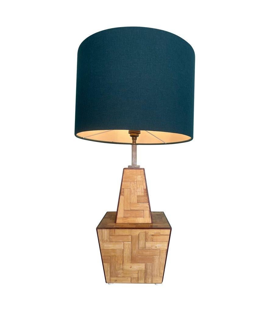 Mid-Century Modern Lampe italienne de forme intéressante en marqueterie de rotin des années 1970 en vente