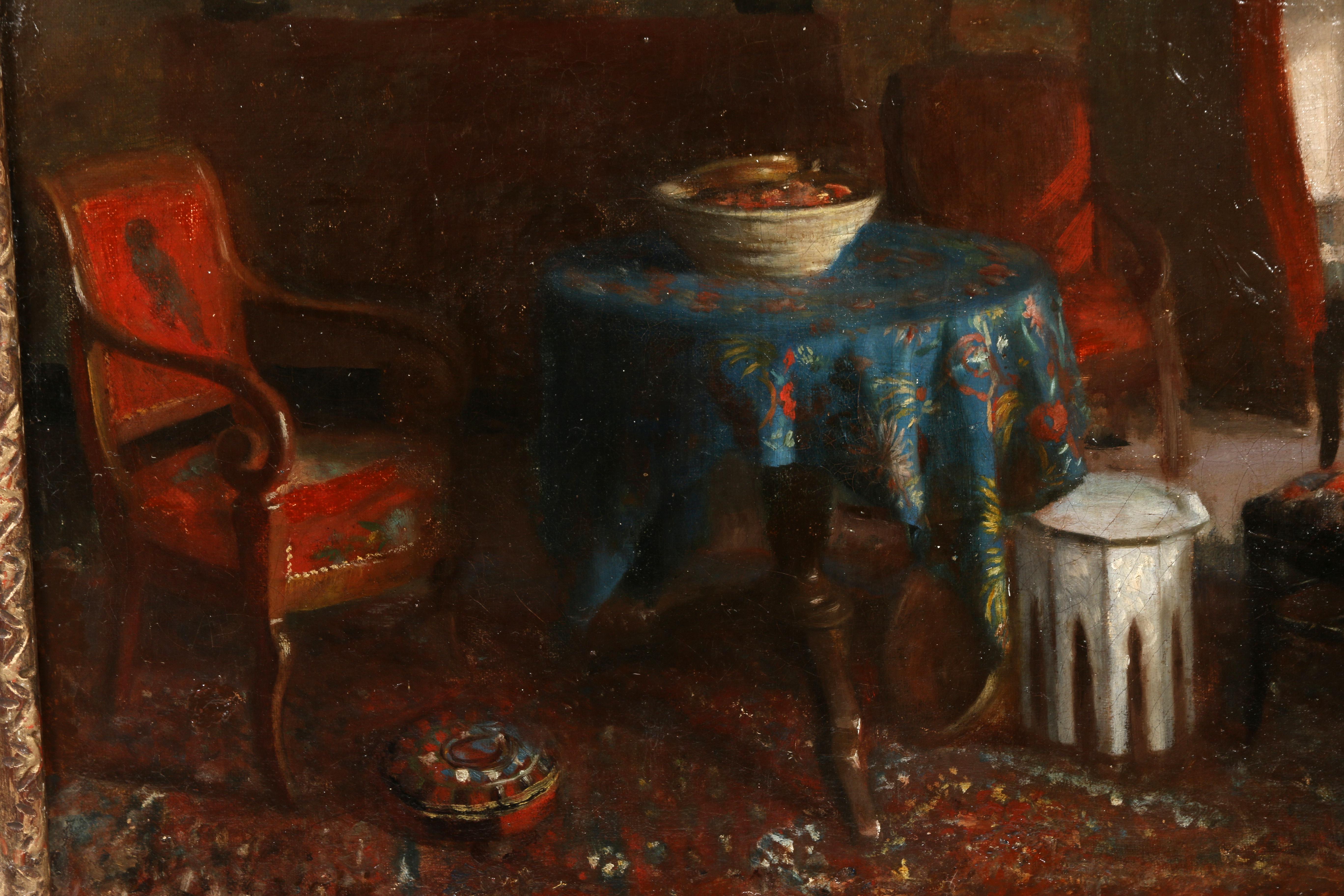 Une peinture à l'huile sur toile représentant un intérieur français du XIXe siècle. L'attention portée par l'artiste aux détails, l'utilisation de couleurs bijou et la capture de la lumière naturelle qui entre par la fenêtre donnent à la peinture