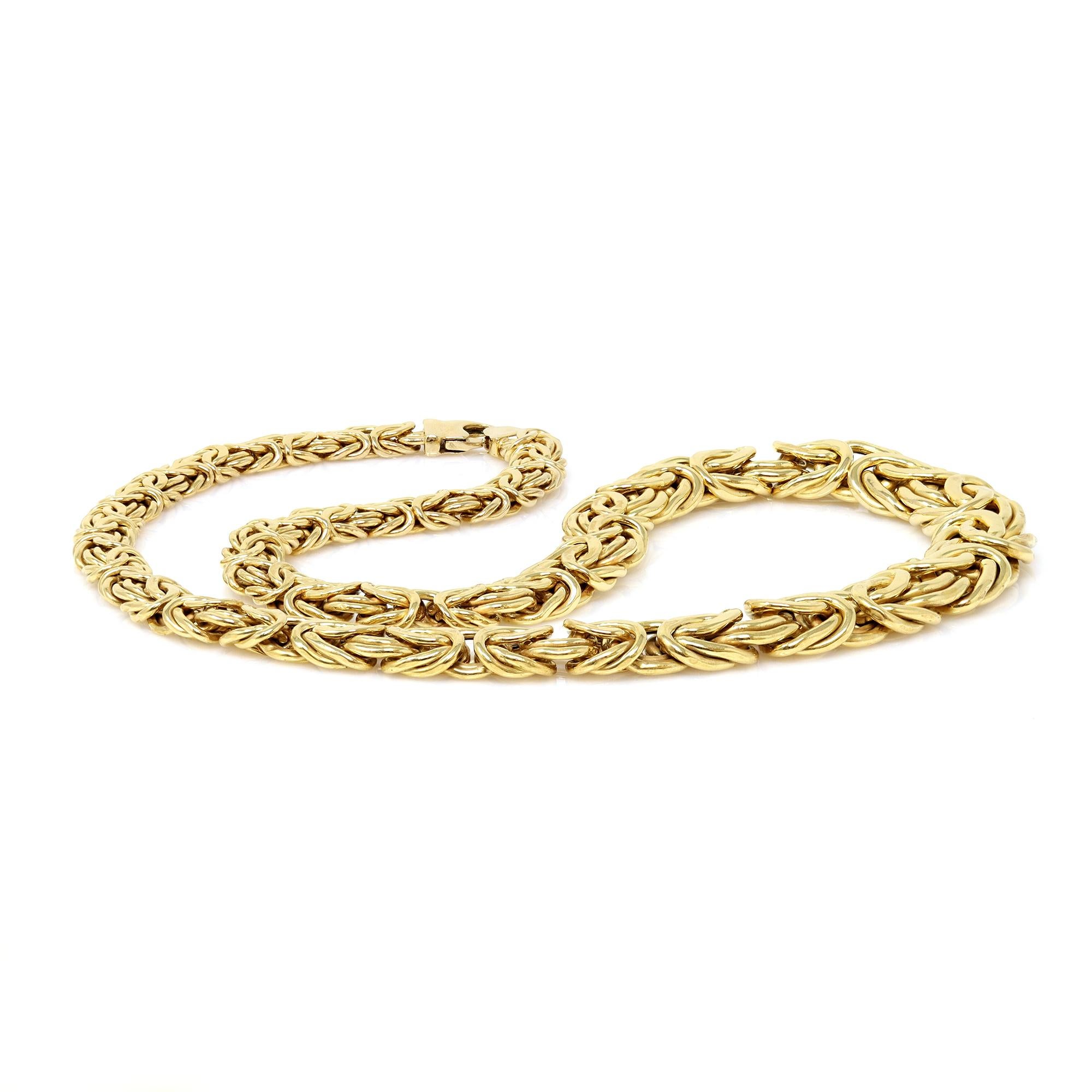 Ein klassisches und kompliziertes Goldcollier ca. 1970-80, aus Italien stammend. Die Halskette ist 18¾ lang und wird mit einem kühnen Karabinerverschluss geschlossen. Er ist in 14 Karat Gelbgold gefasst und hat ein Bruttogewicht von 35,7 Gramm.