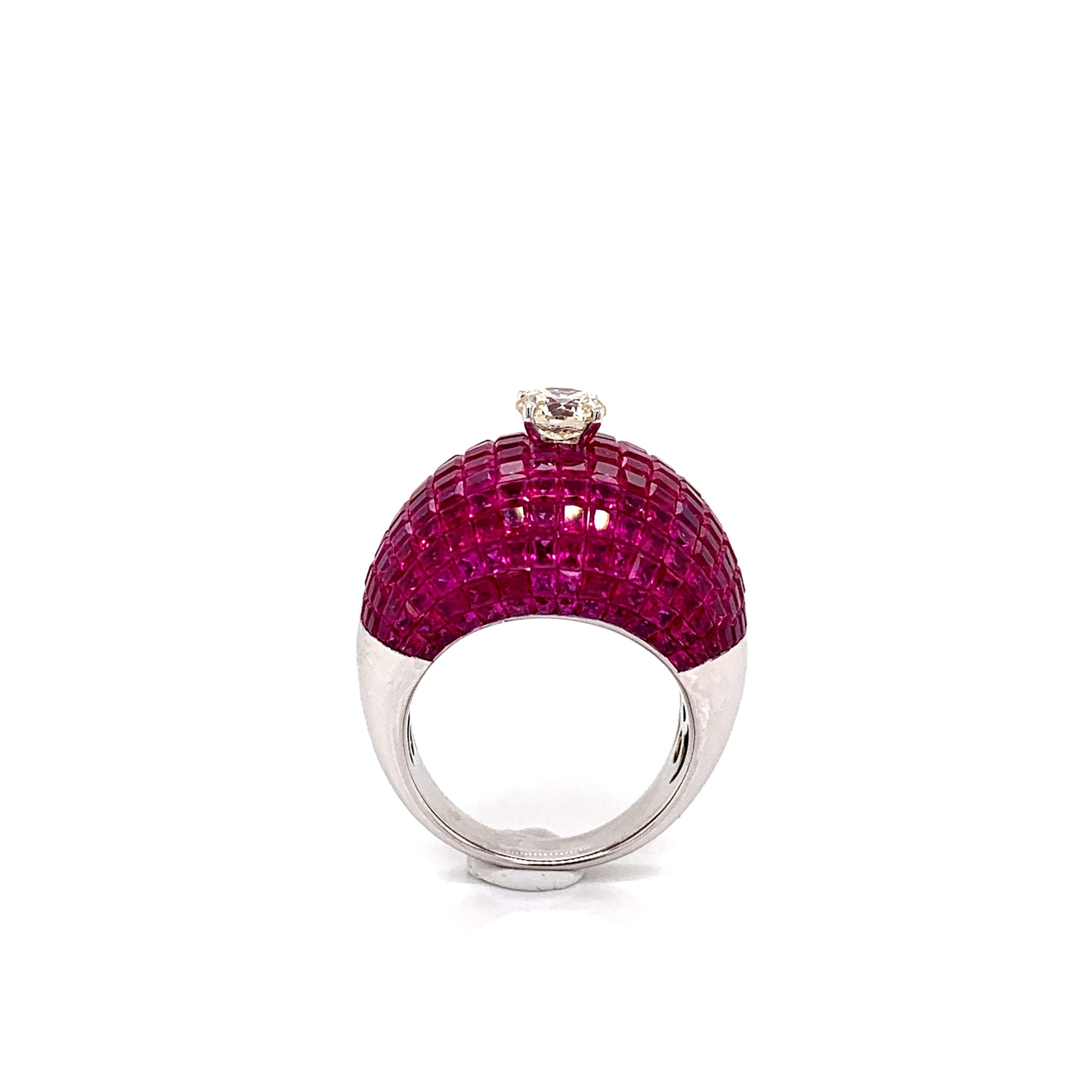 Bague en rubis à sertissage invisible de 22,17 carats, centrée sur un diamant de 0,73 carat
Or : 12,23 grammes

Technique séculaire originaire de France, le sertissage invisible est l'une des plus complexes et des plus raffinées de la haute
