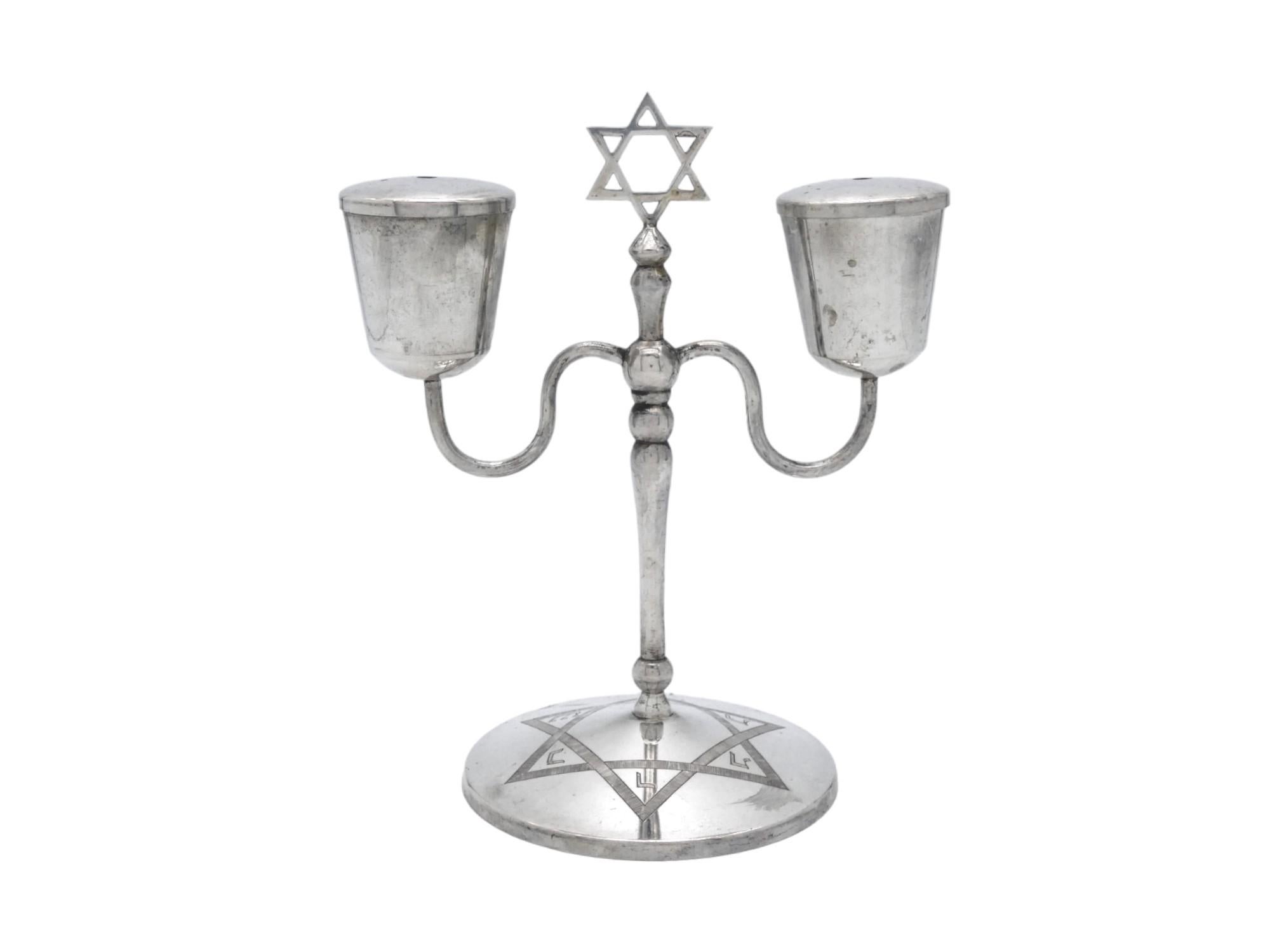 Un candelabro de Shabbat iraquí de plata de alrededor de 1920 es una notable pieza de Judaica que refleja el rico patrimonio cultural y la artesanía de la comunidad judía iraquí.

La comunidad judía de Irak tiene raíces antiguas, que se remontan al