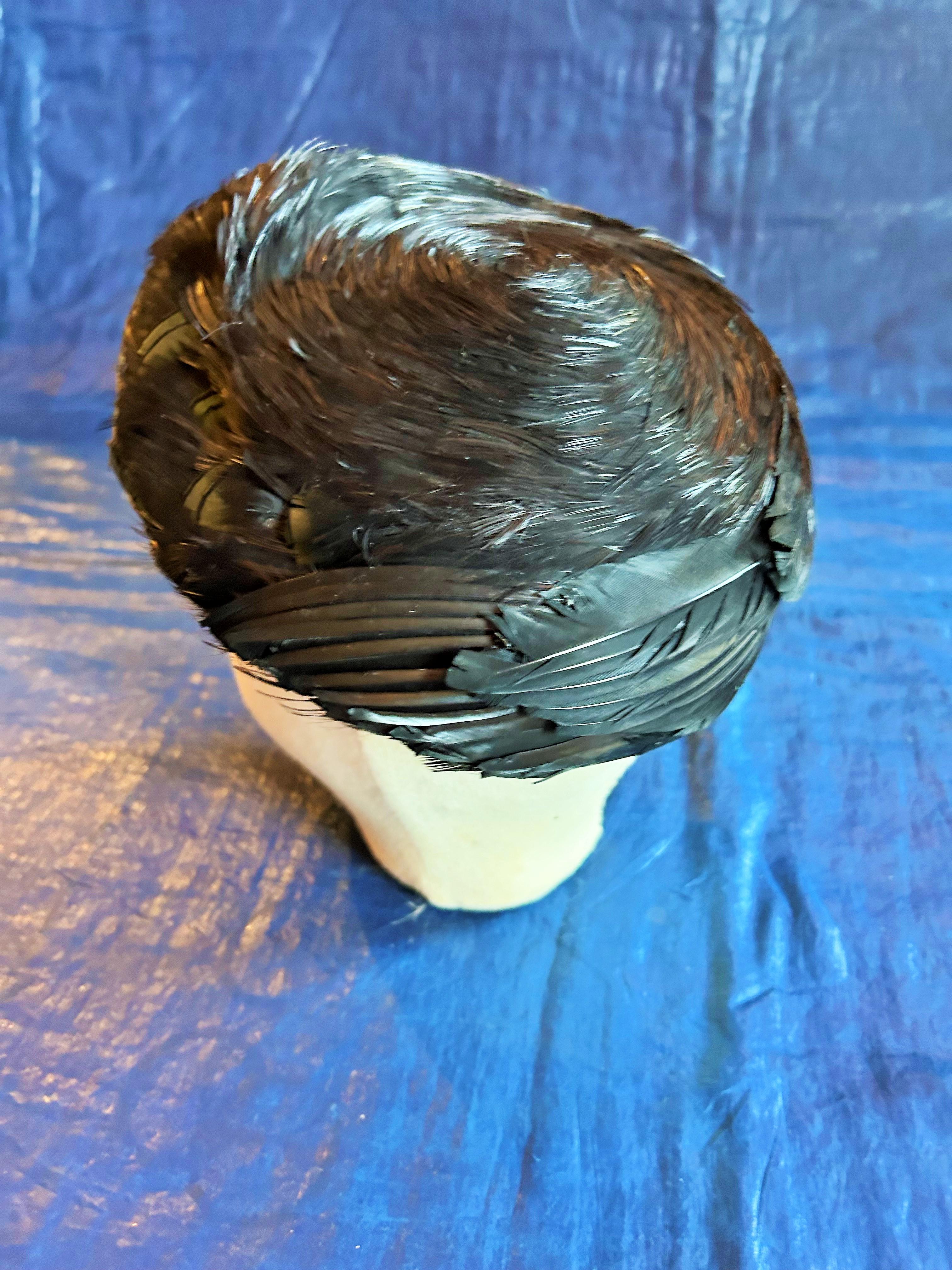 An iridescent feather Bibi Hat possibly by Maison Lemarié - Paris Circa 1960 For Sale 5