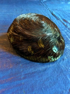 Ein schillernder Feder-Bibi-Hut möglicherweise von Maison Lemarié - Paris CIRCA 1960