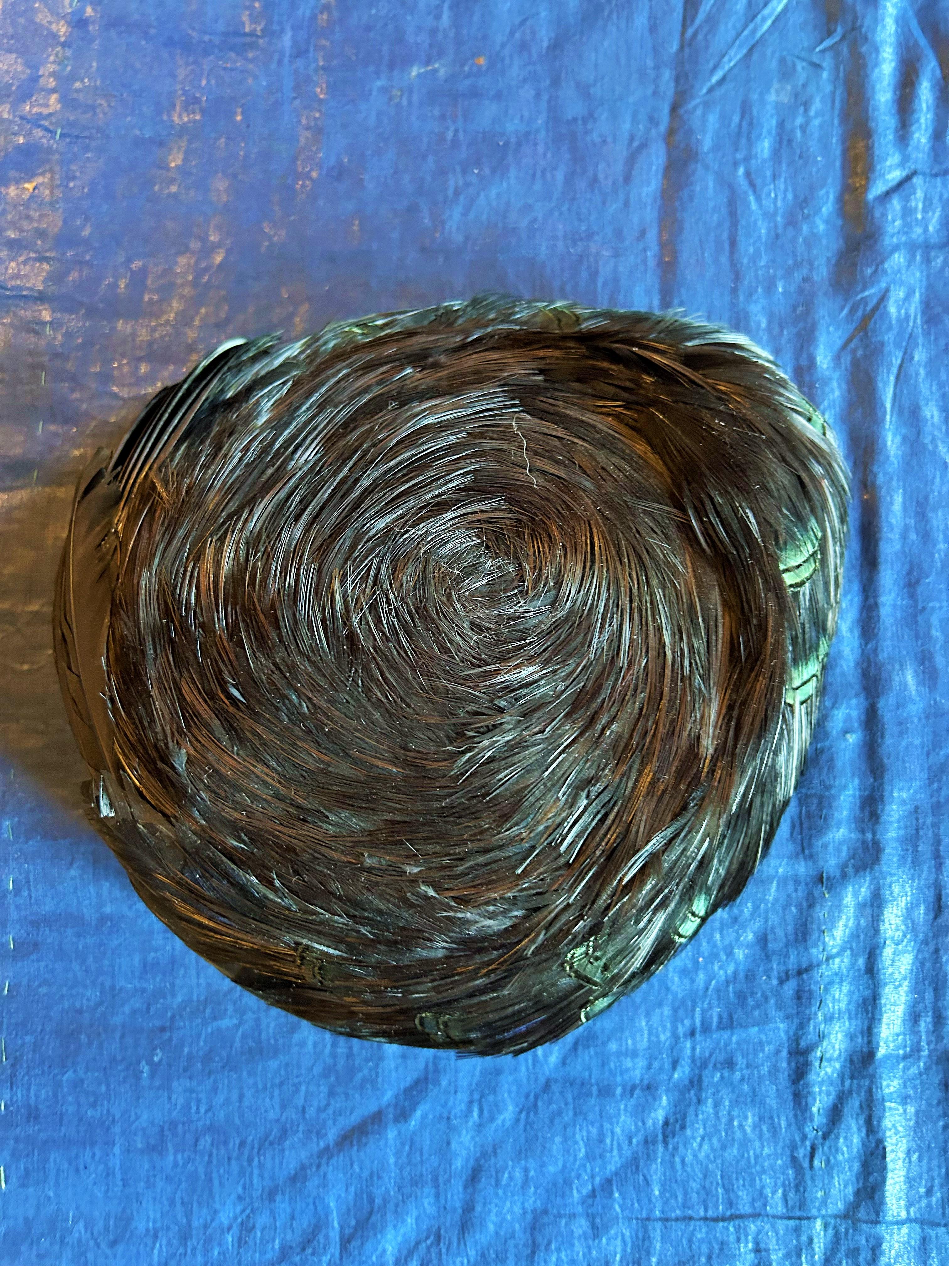 An iridescent feather Bibi Hat possibly by Maison Lemarié - Paris Circa 1960 For Sale 1
