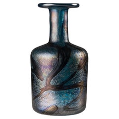 Un vase en verre irisé signé