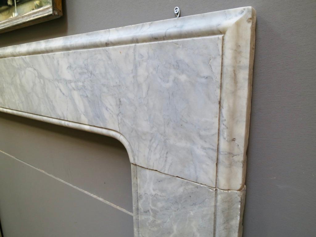 An Irish George II period marble fire surround of simple yet elegant architectural form, with an outer moulded edge and an inner moulded slip. In a heavily veined pale white and grey marble, circa mid-18th century.

Opening sizes: 
91cm W x 115cm