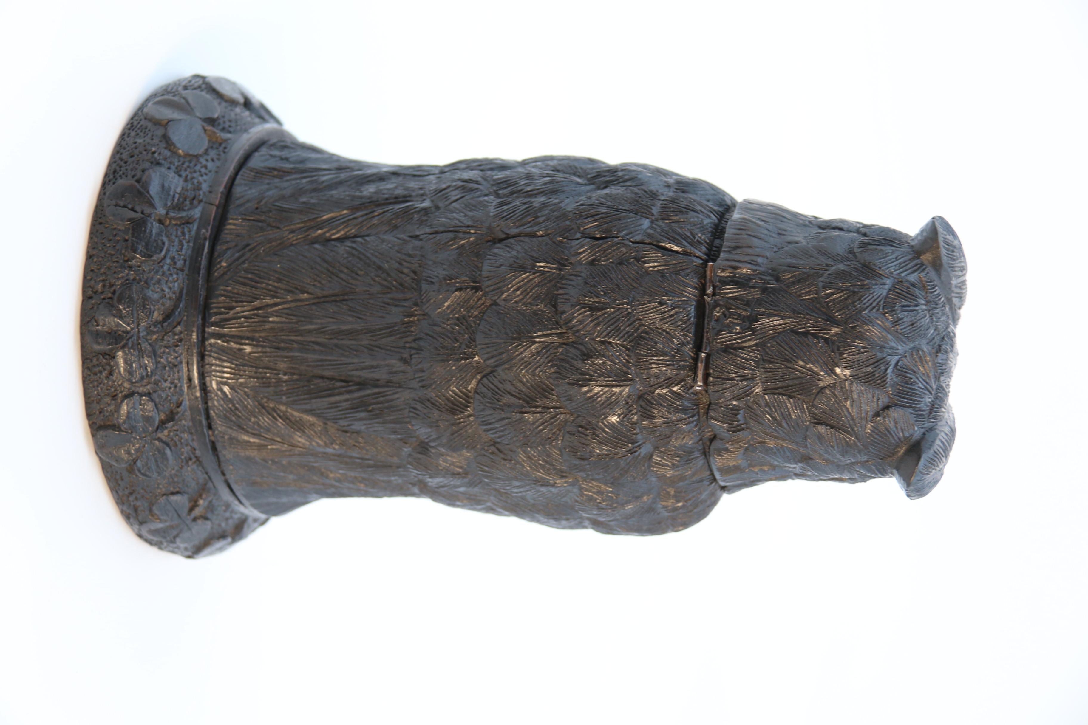 Irisches handgeschnitztes Tintenfass aus Bog-Eiche in Form einer Eule „Cornelius Goggin“ (Moorkienholz) im Angebot