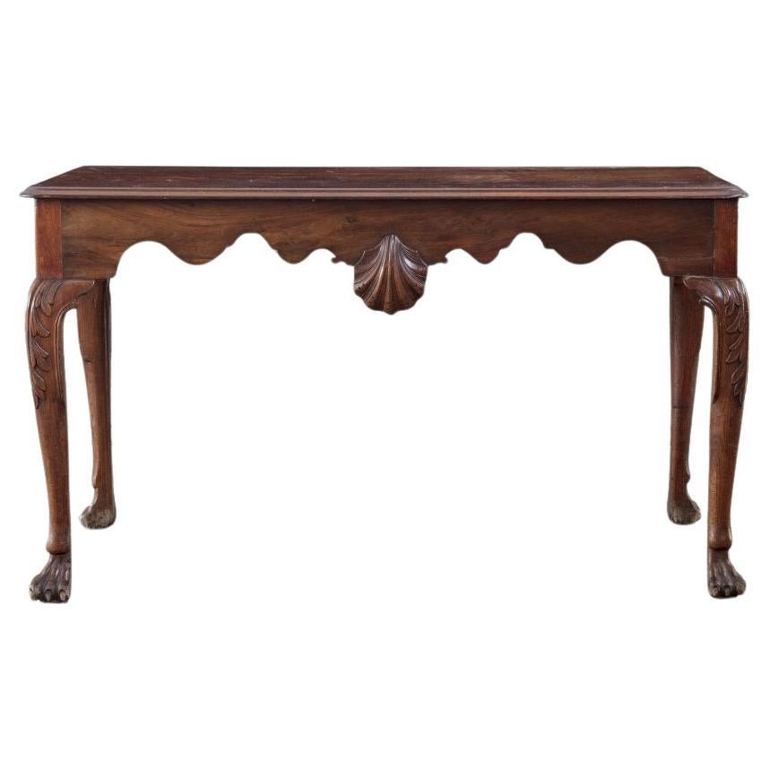 Ein irischer Beistelltisch aus Mahagoni von George II. mit Muschelschürze im Angebot