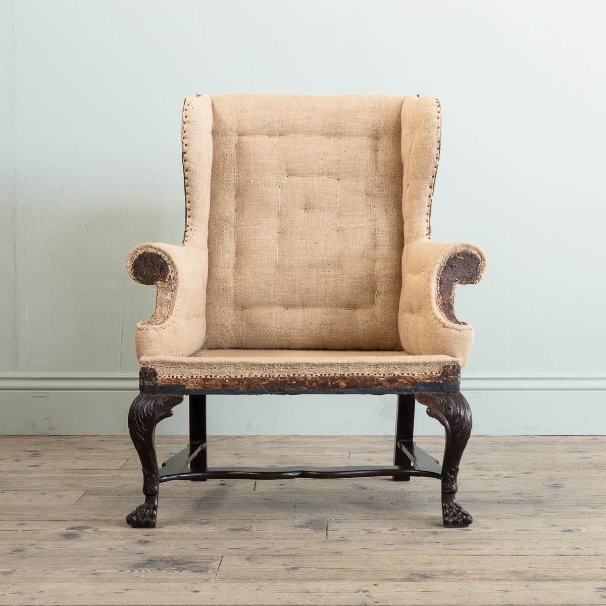 Fauteuil irlandais George II à dossier Wingback en acajou

Le dossier bien formé et les accoudoirs à enroulement reposent sur d'imposants pieds cabrioles sculptés d'acanthes, se terminant par des pieds en patte de lion, soutenus par un brancard plat