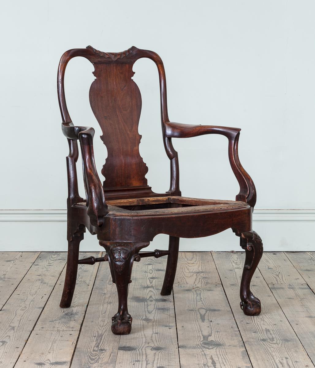 An Irish George II Red Walnut Open Armchair In Good Condition For Sale In London, GB