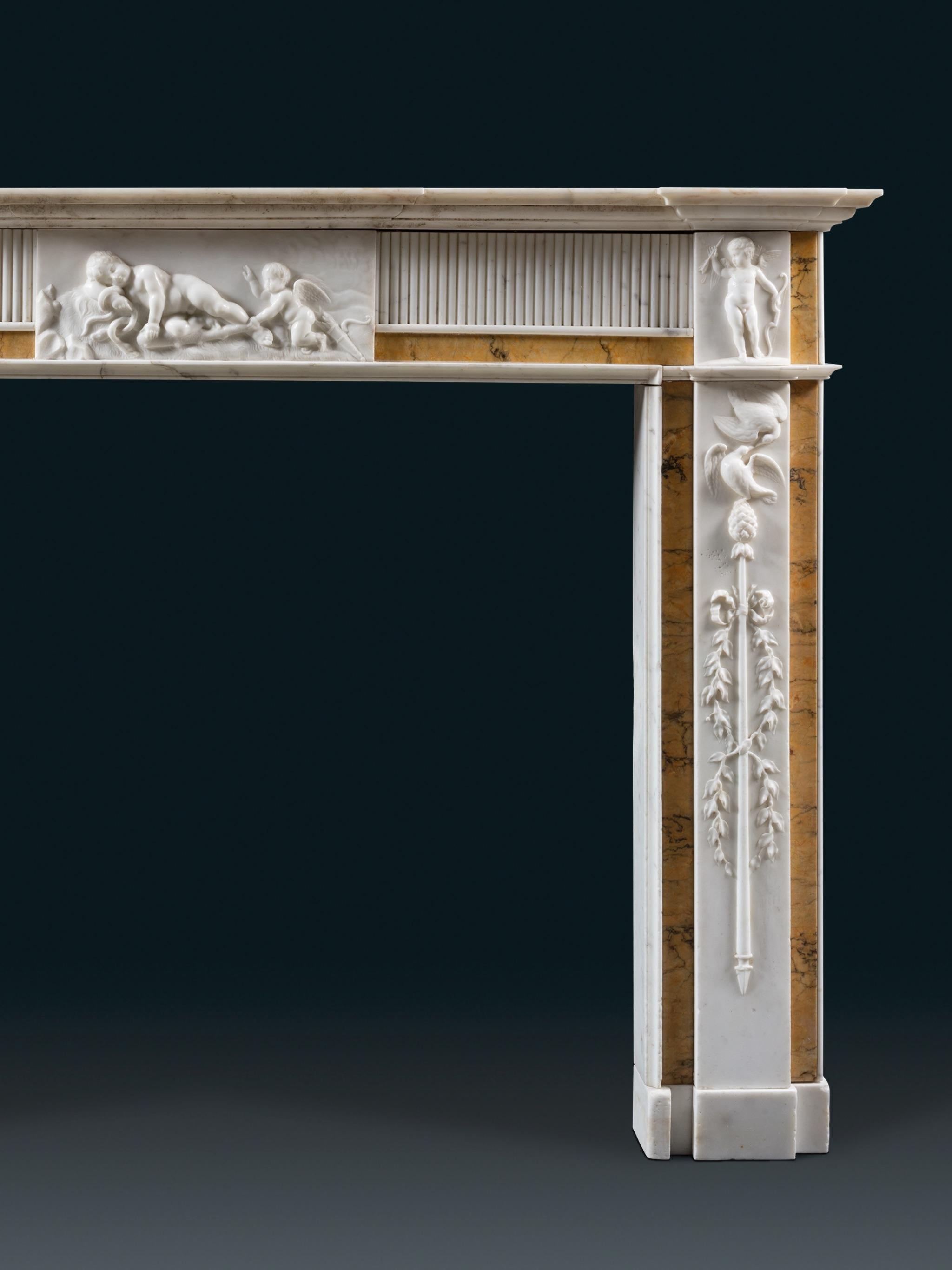 Ein irisches klassizistisches Kaminteil aus statuarischem Marmor mit Siena-Intarsien unter George III.

CIRCA 1775 Irischer Kamin mit einem Regal an der Vorderseite, das von einem geriffelten Gitter getragen wird. In der Mitte befindet sich eine