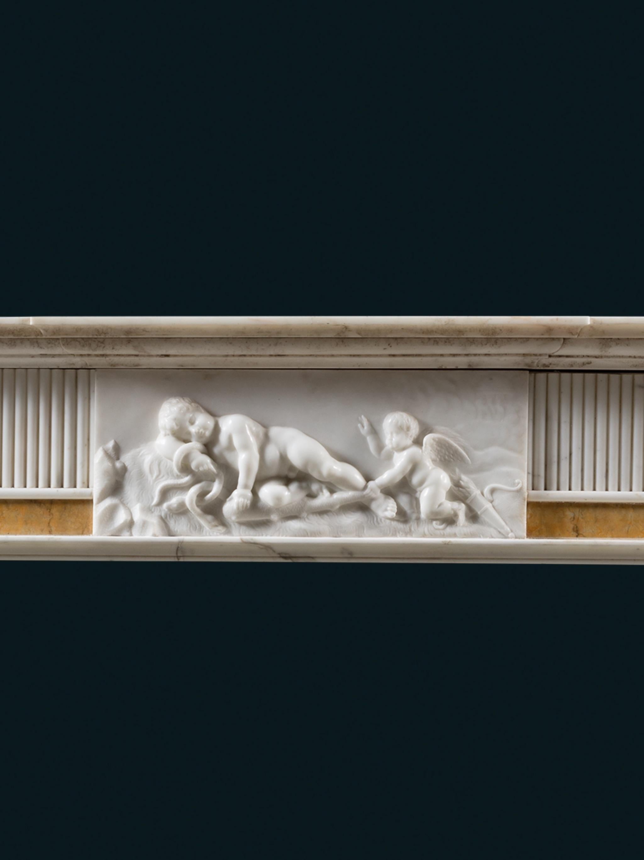Neoklassizistischer irischer Kamin aus Bildhauermarmor mit Siena-Intarsien aus der George-III-Periode (Geschnitzt)