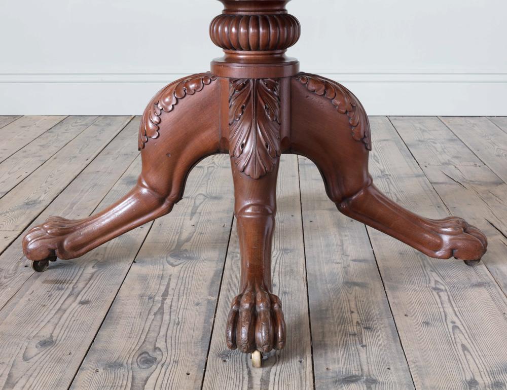 An Irish George IV Mahogany Dining Table, in style of Mack, Williams, & Gibton In Good Condition For Sale In London, GB