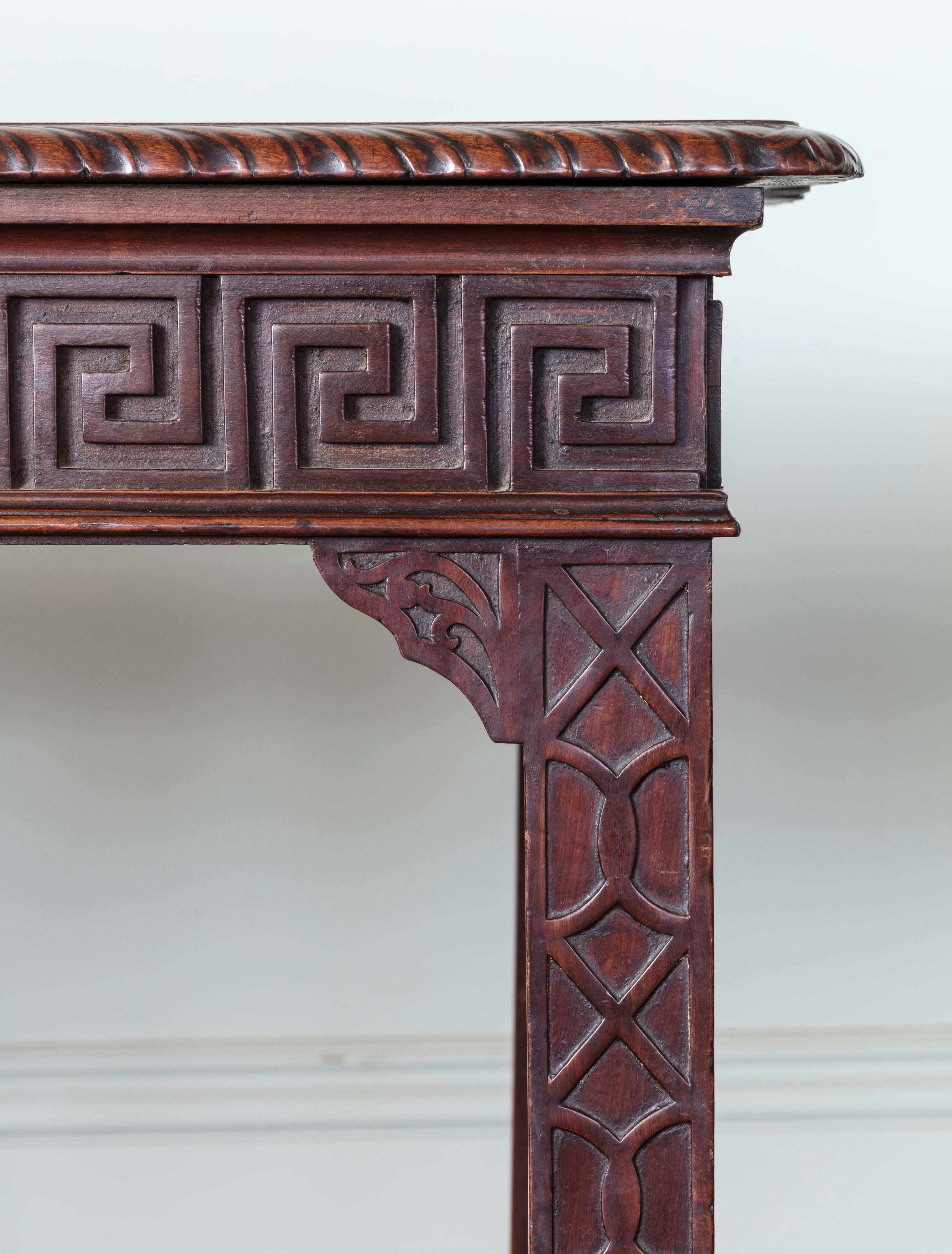 Tavolino irlandese in mogano della metà del XVIII secolo con legno eccezionale

Il fregio presenta un motivo di chiavi greche incise a correre, le gambe sono decorate con un intricato lavoro di traforo con pesanti dettagli smussati nella parte