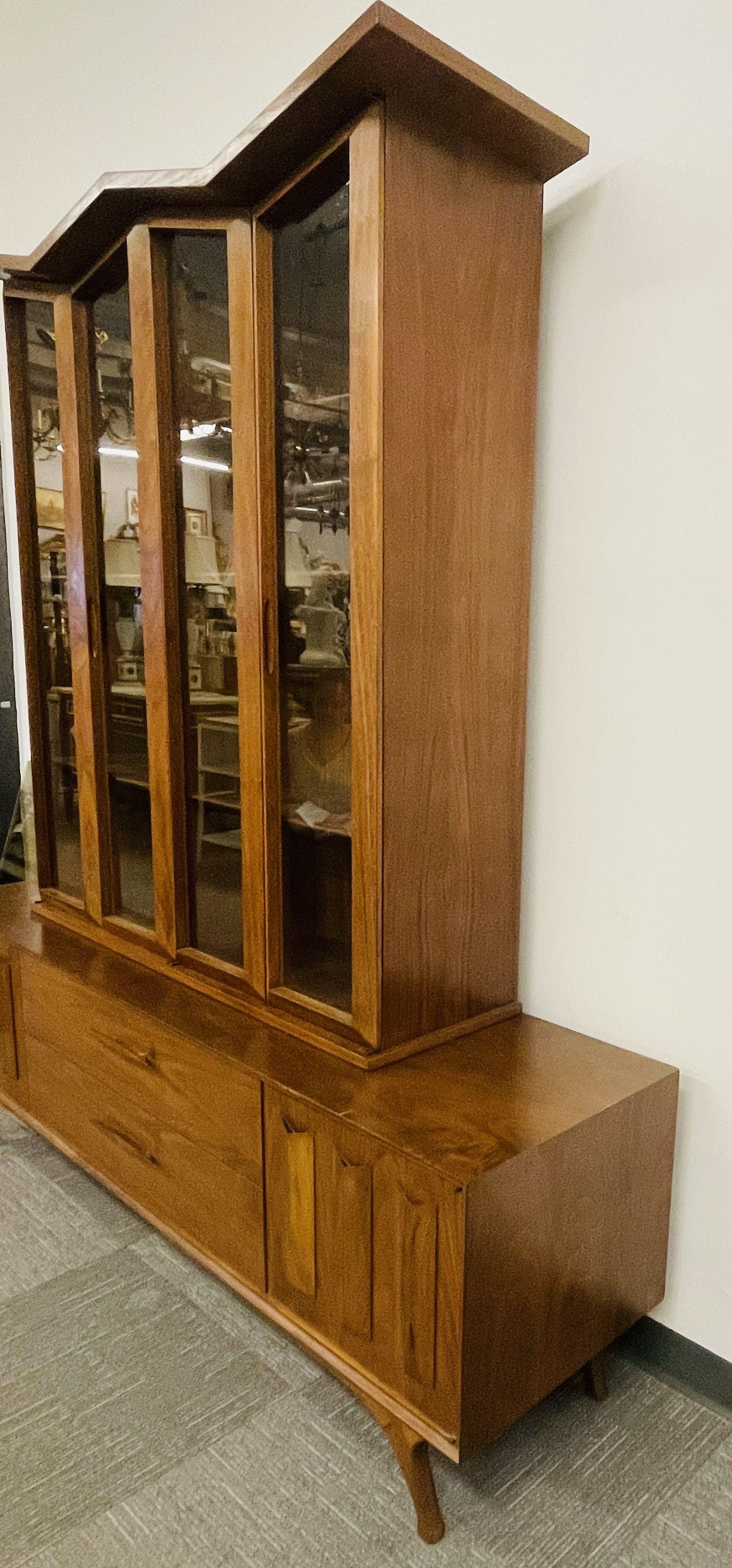 An Irish Mid-Century Modern Breakfront, China Cabinet, Showcase, Display Unit In Good Condition In Stamford, CT
