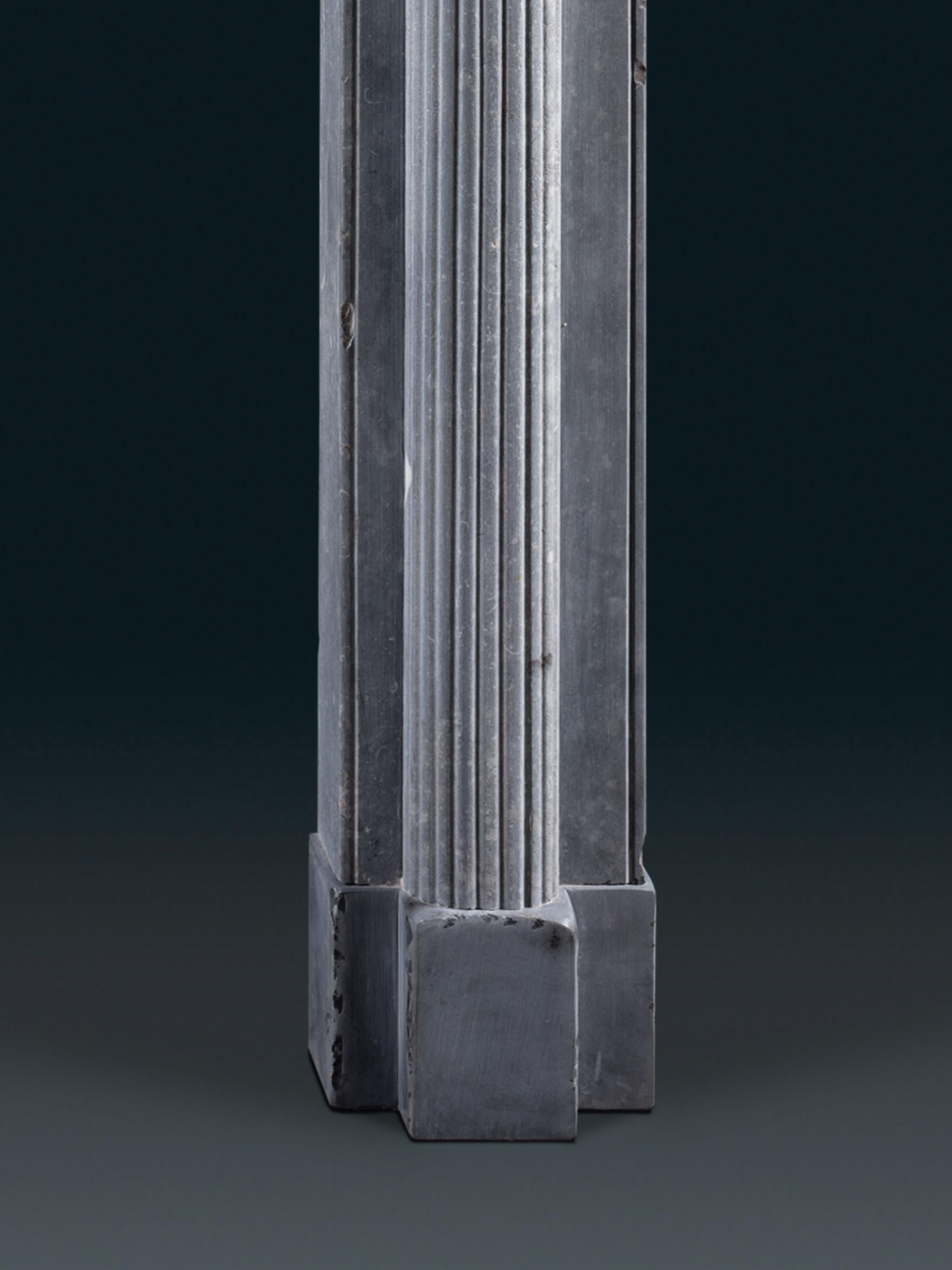 Chimenea de piedra caliza azul de la Regencia irlandesa, ex Escuela Francesa, Portarlington siglo XIX en venta