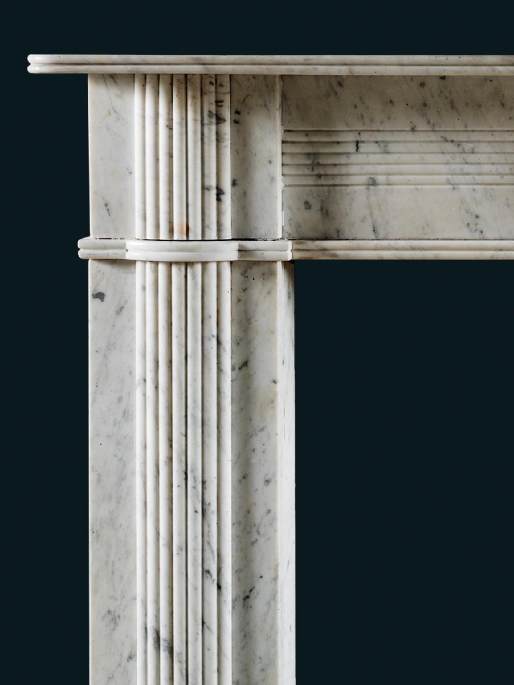 Regency Cheminée de style Régence irlandaise en vieux marbre de Carrare anglais en vente