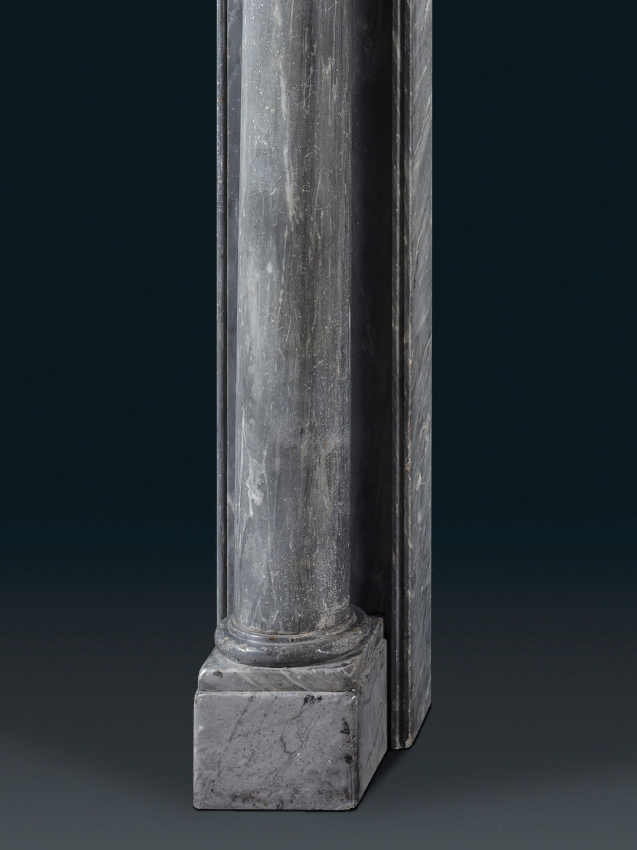 Sculpté Cheminée de style Régence irlandaise sculptée en marbre italien Bardiglio massif en vente