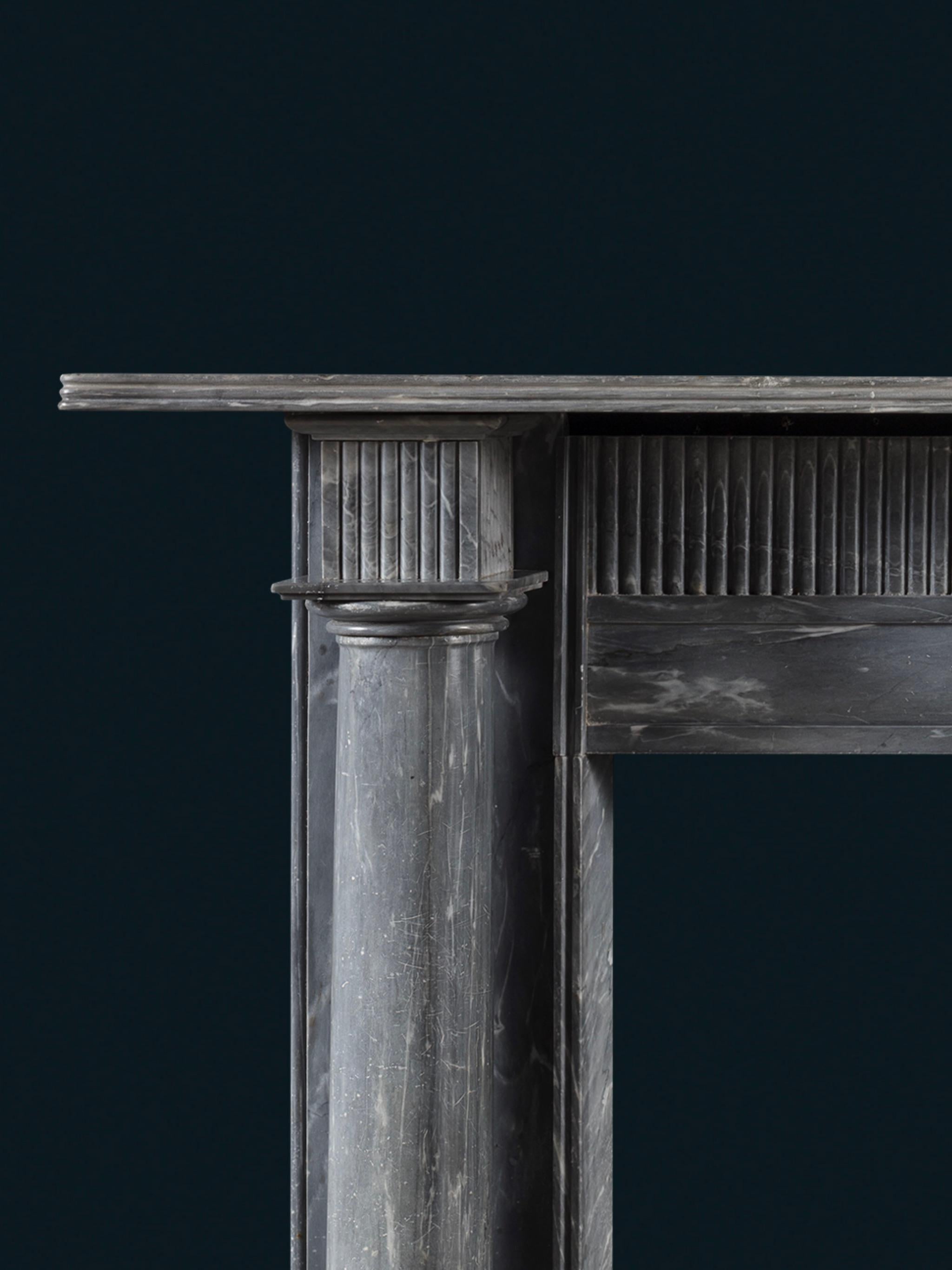 Cheminée de style Régence irlandaise sculptée en marbre italien Bardiglio massif Bon état - En vente à London, GB