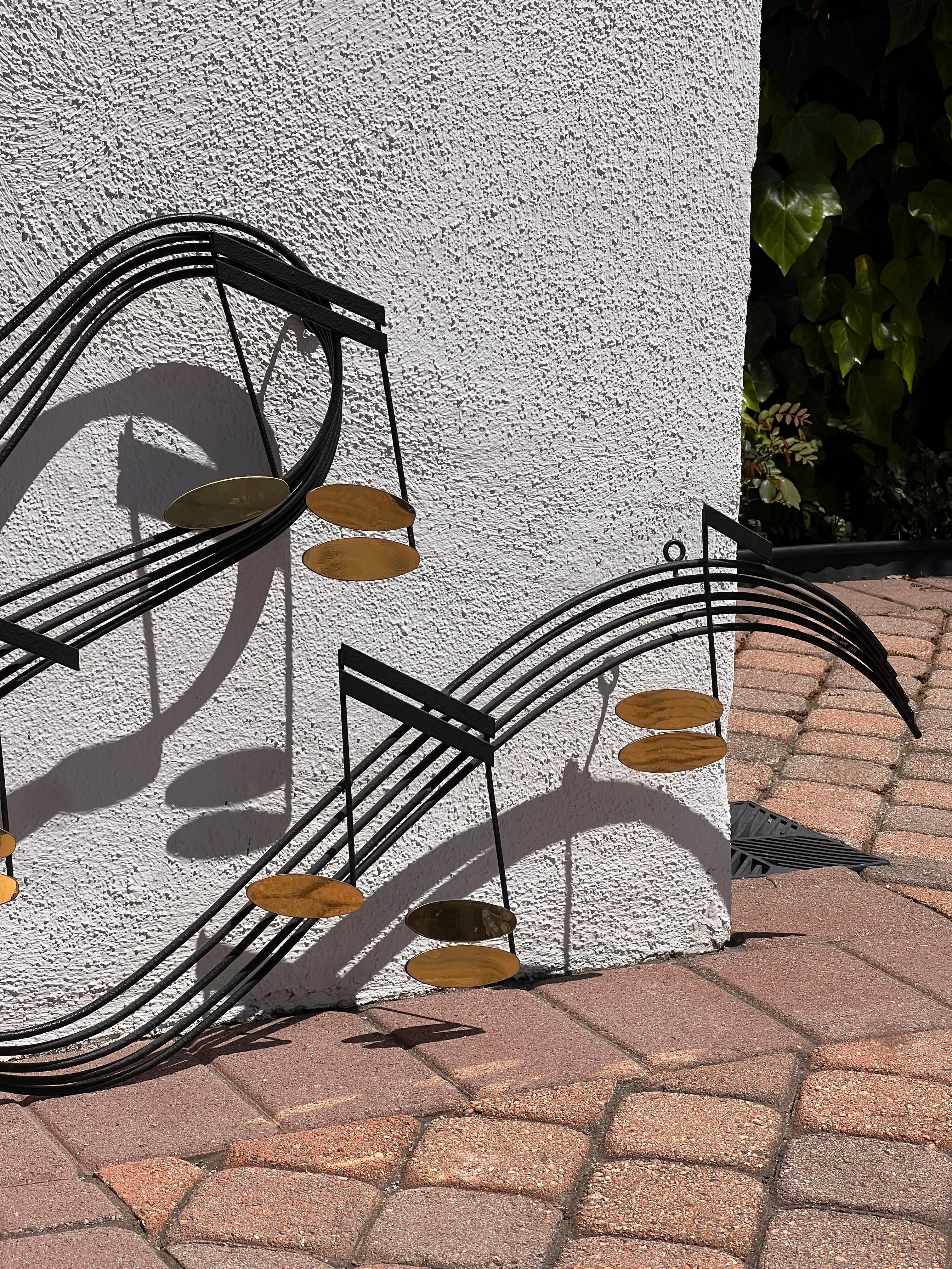 Escultura mural de nota musical de hierro y latón de Curtis Jeré, firmada, 1991 en venta 5