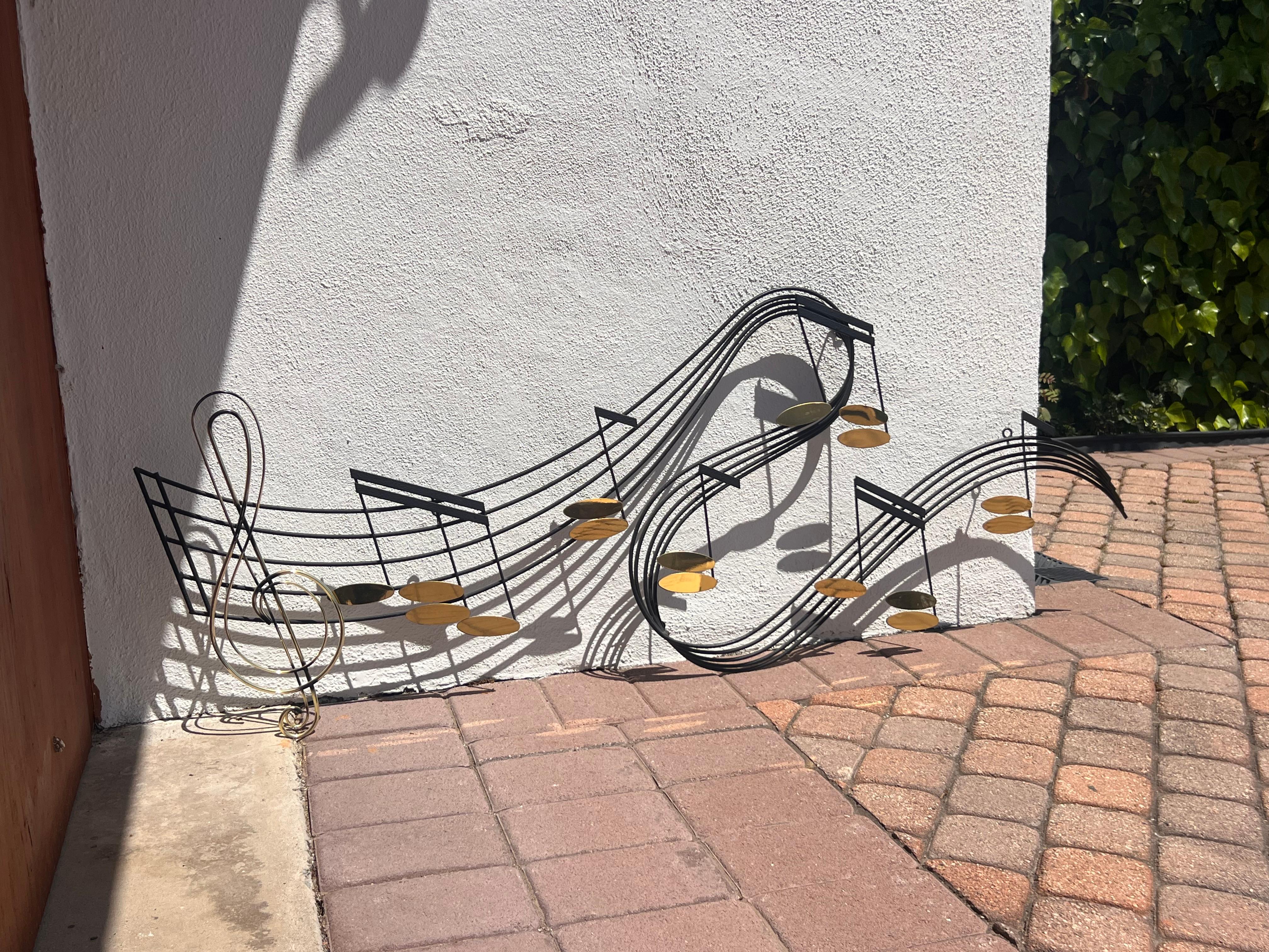 Escultura mural de nota musical de hierro y latón de Curtis Jeré, firmada, 1991 en venta 7