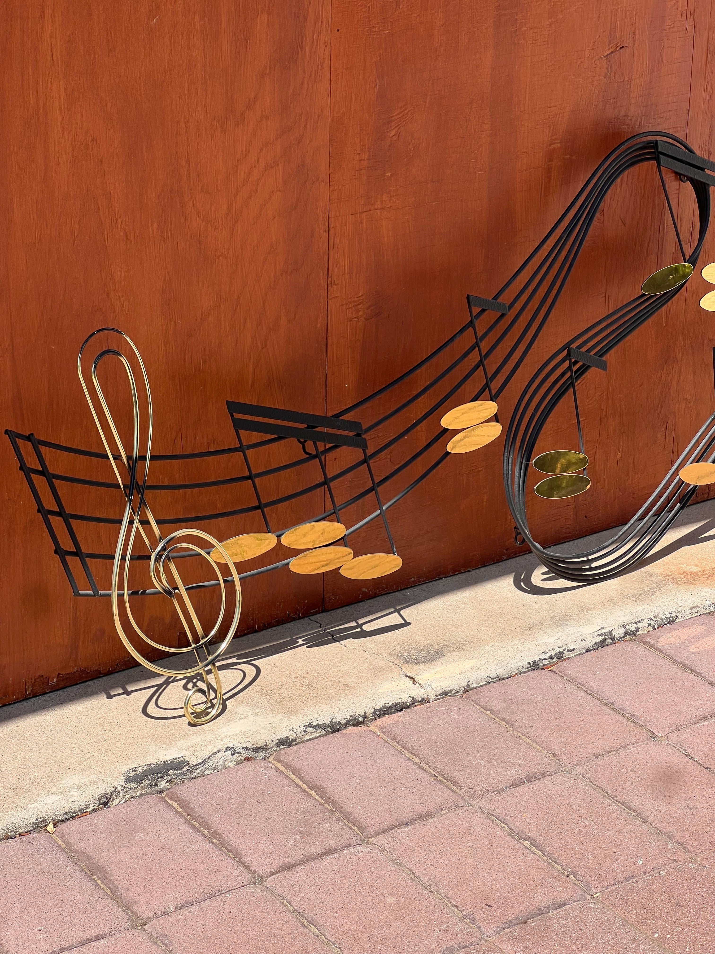 Escultura colgante de notas musicales de Curtis Jeré, firmada, 1991. Esta pieza de arte presenta un pentagrama musical de hierro con notas de hierro y latón. Listo para colgar con fijaciones en la parte posterior.