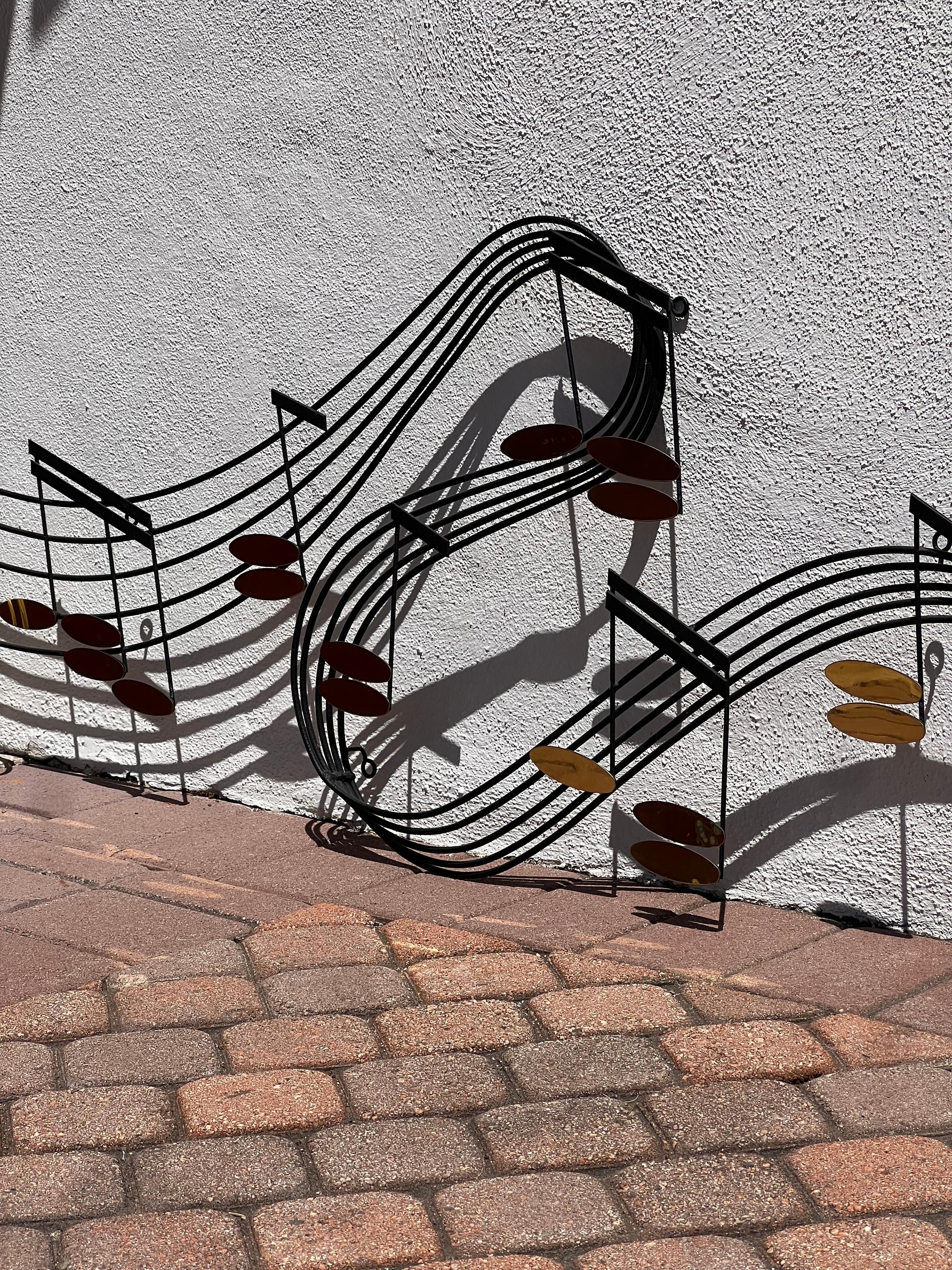 Escultura mural de nota musical de hierro y latón de Curtis Jeré, firmada, 1991 Estadounidense en venta
