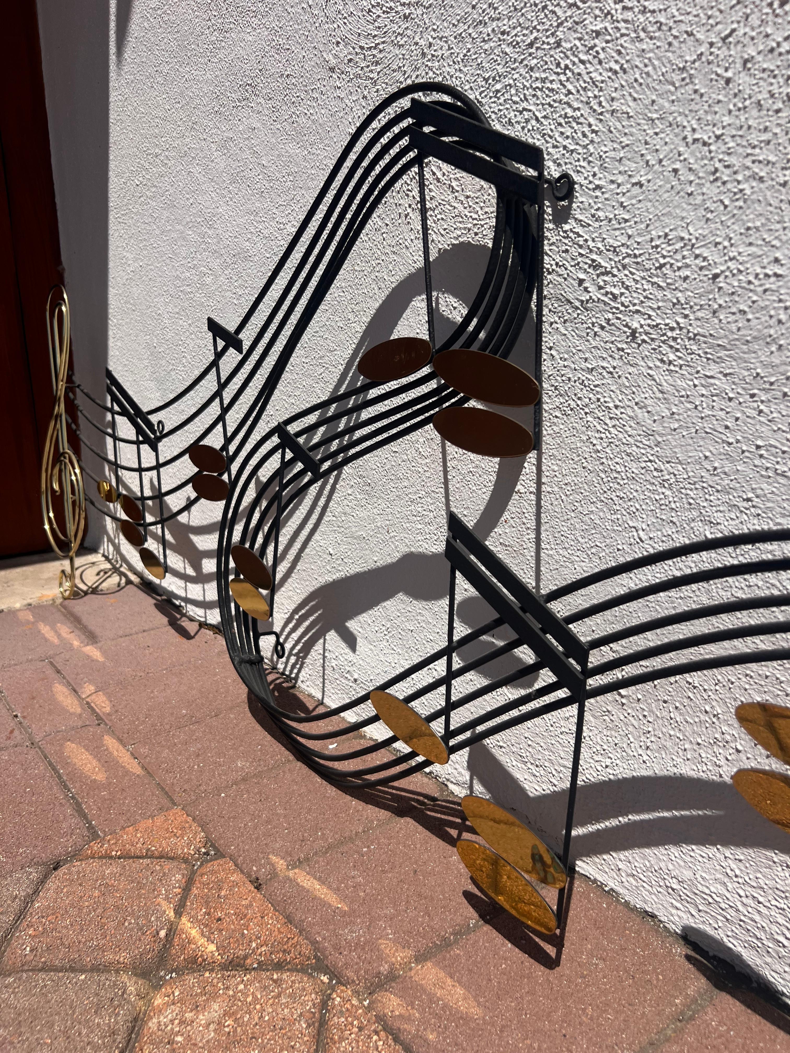 Escultura mural de nota musical de hierro y latón de Curtis Jeré, firmada, 1991 Latón en venta