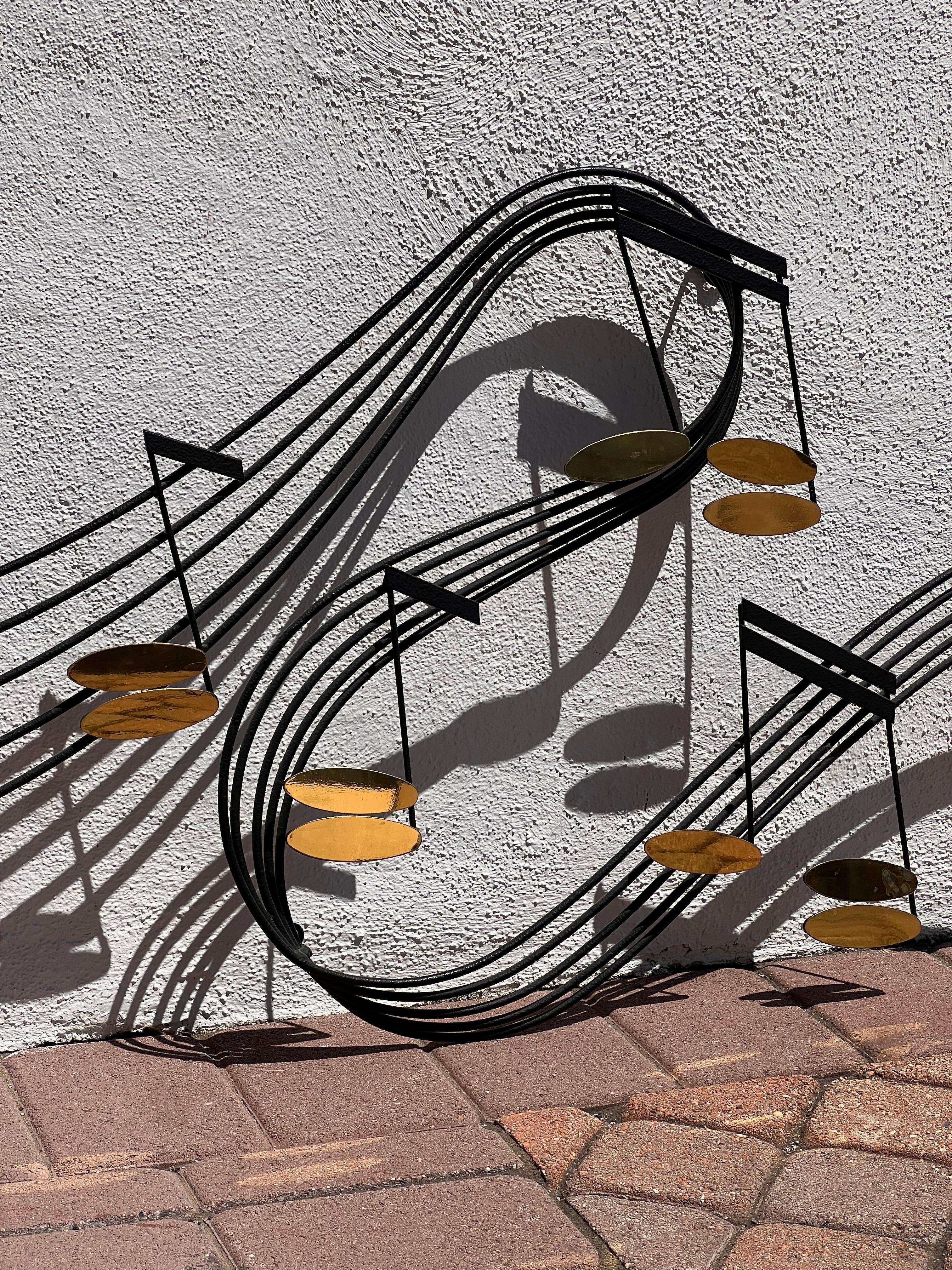 Escultura mural de nota musical de hierro y latón de Curtis Jeré, firmada, 1991 en venta 1