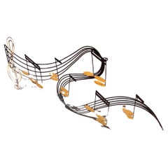 Una scultura da parete in ferro e ottone con note musicali di Curtis Jeré, firmata, 1991