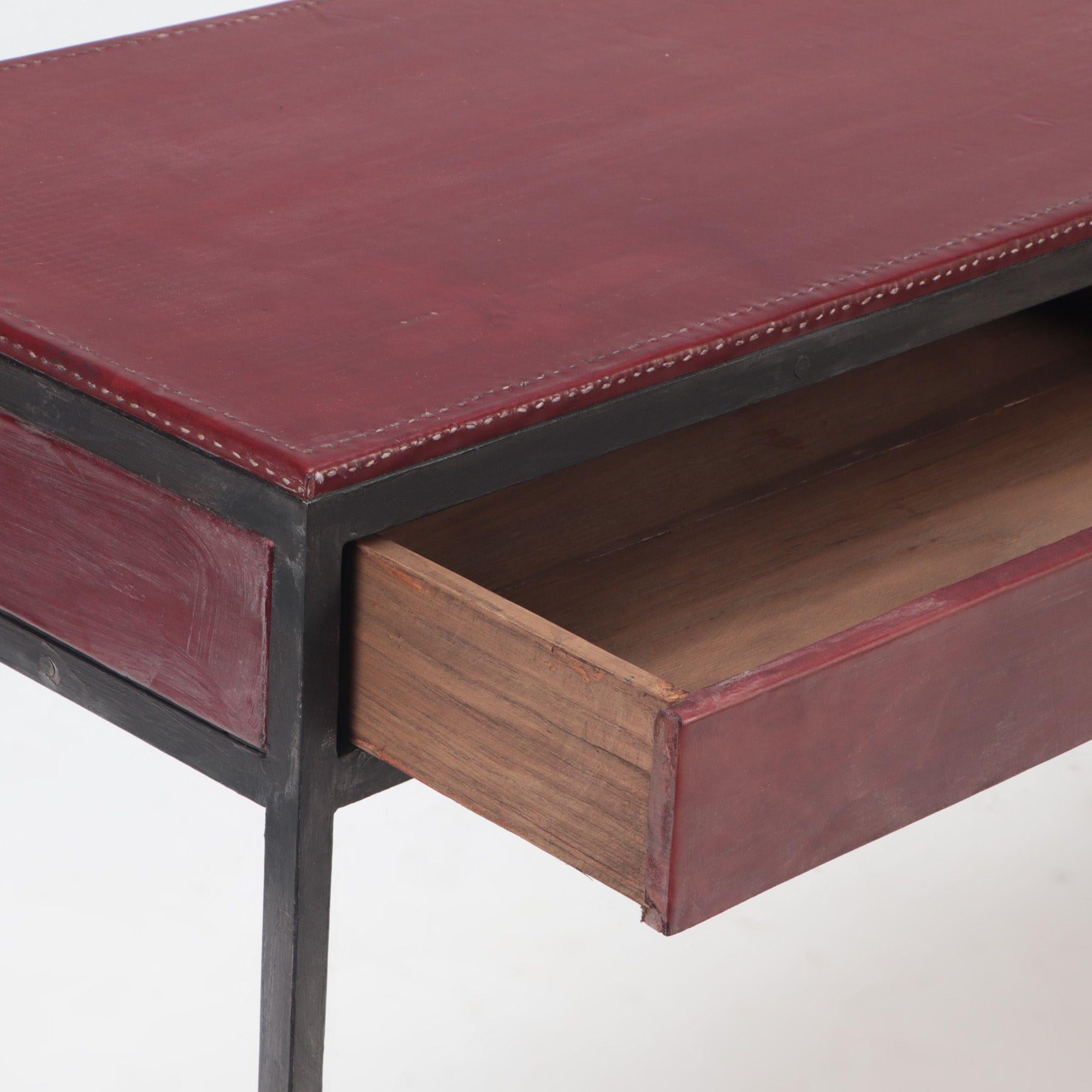 Mid-Century moderno Scrivania in ferro e pelle bordeaux, contemporanea