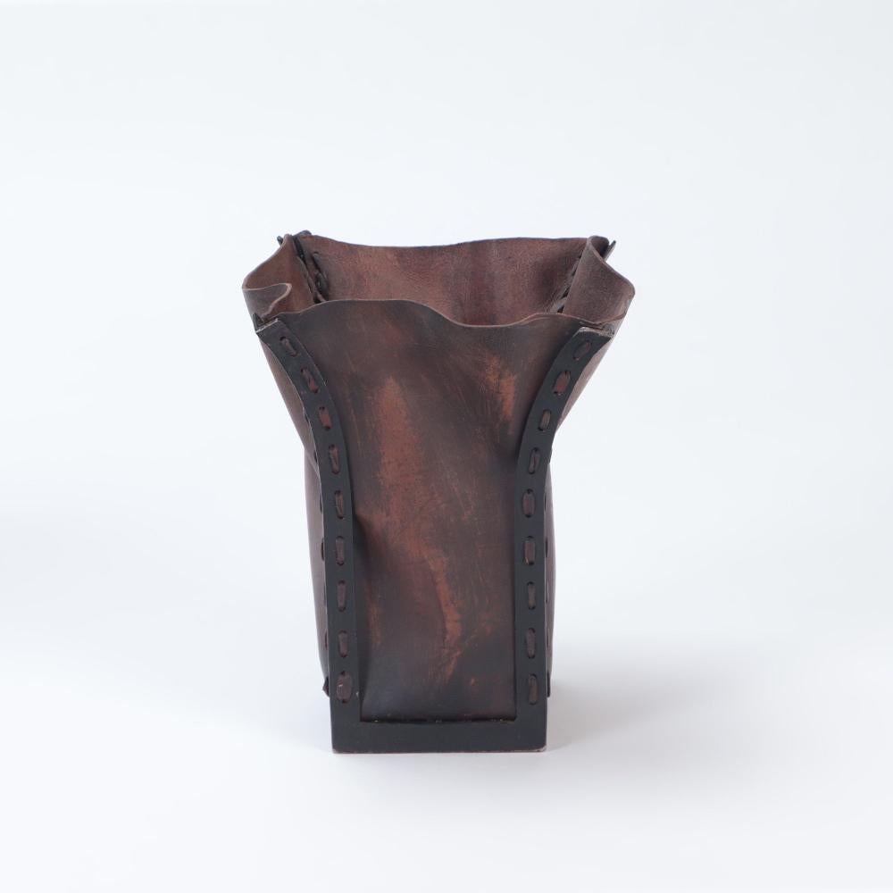 Mid-Century Modern Une corbeille à papier en fer et en cuir. en vente