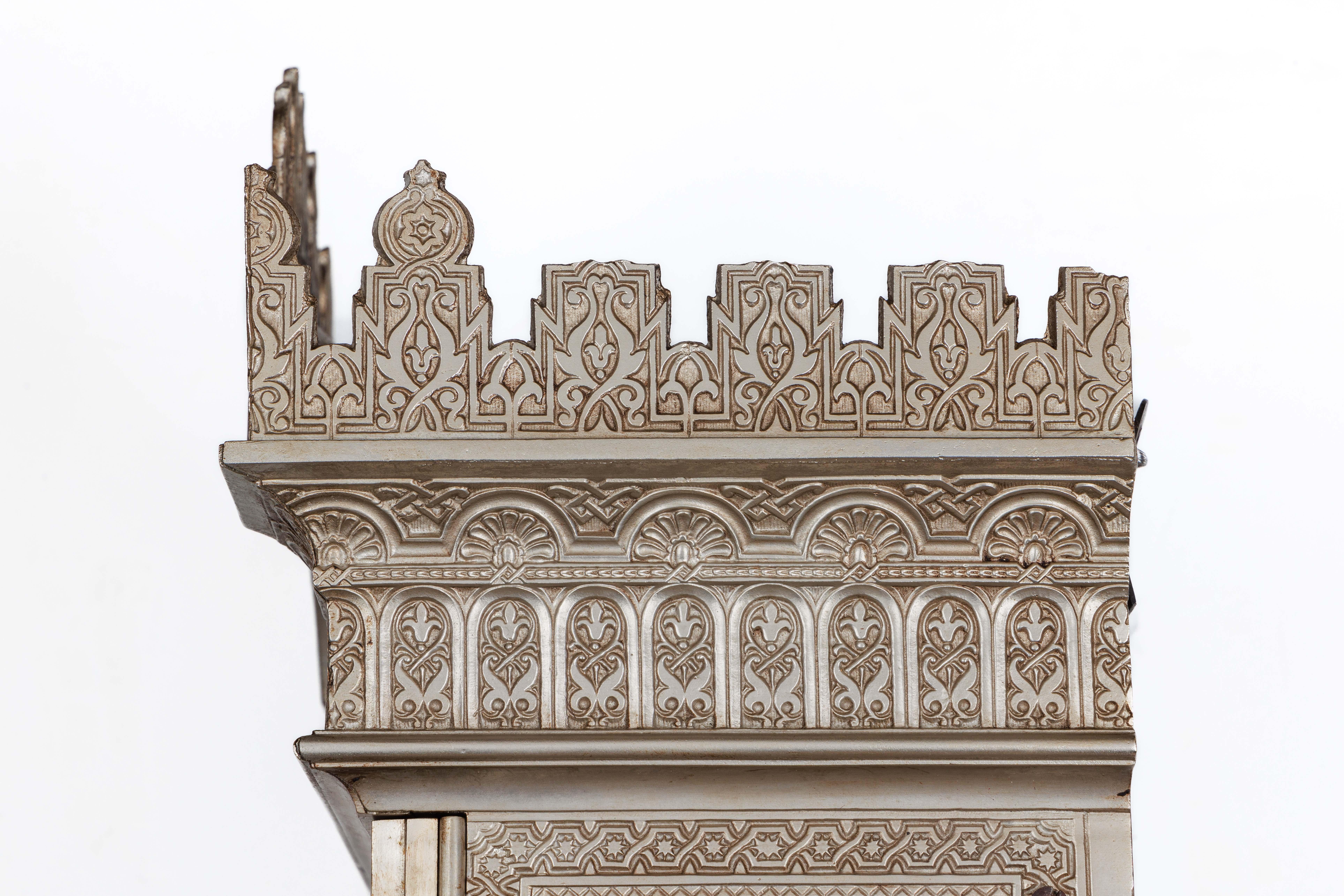 Islamisches „Alhambra“-Schrank aus versilberter Bronze im islamischen Nasrid-Stil im Angebot 6