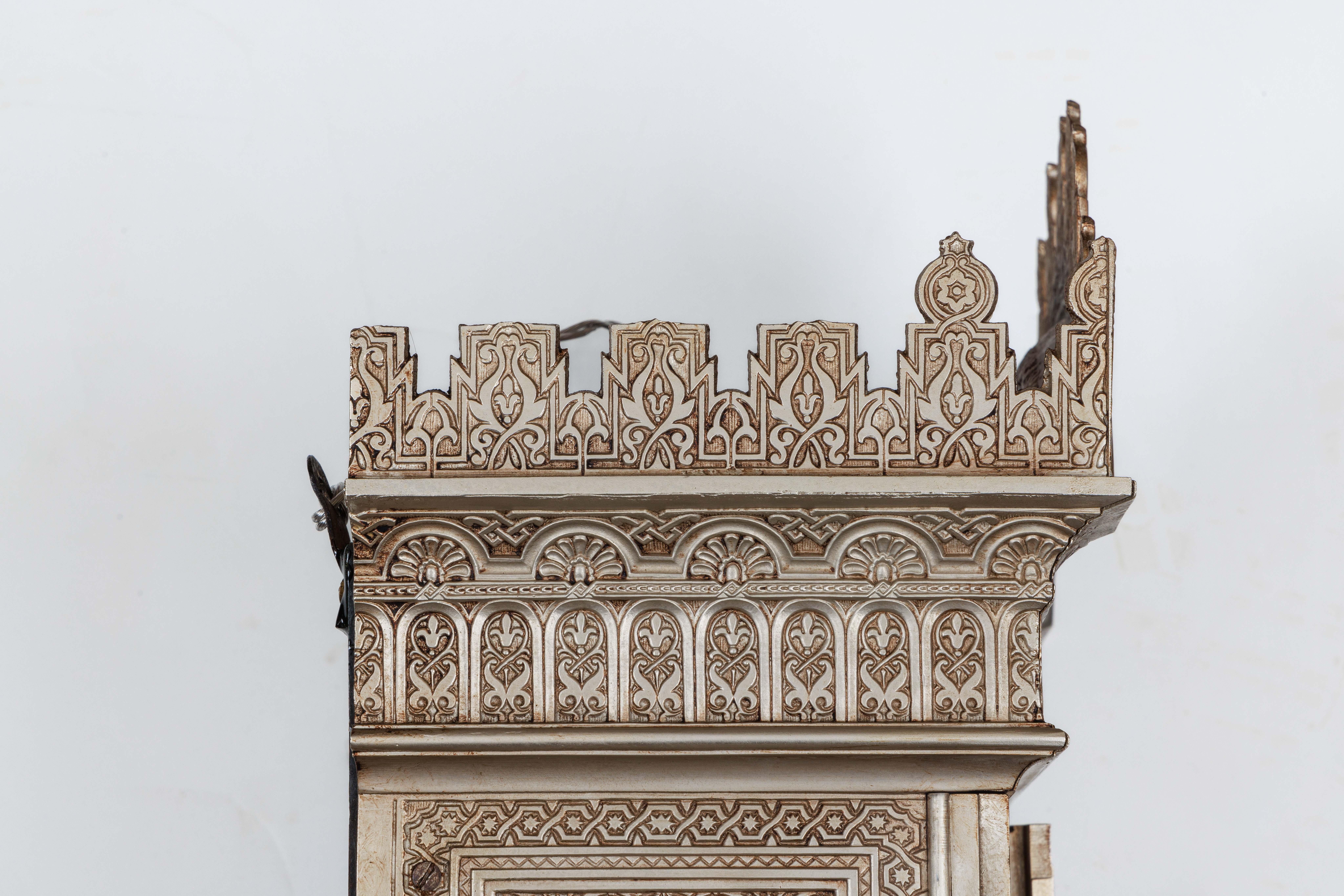 Islamisches „Alhambra“-Schrank aus versilberter Bronze im islamischen Nasrid-Stil im Angebot 9