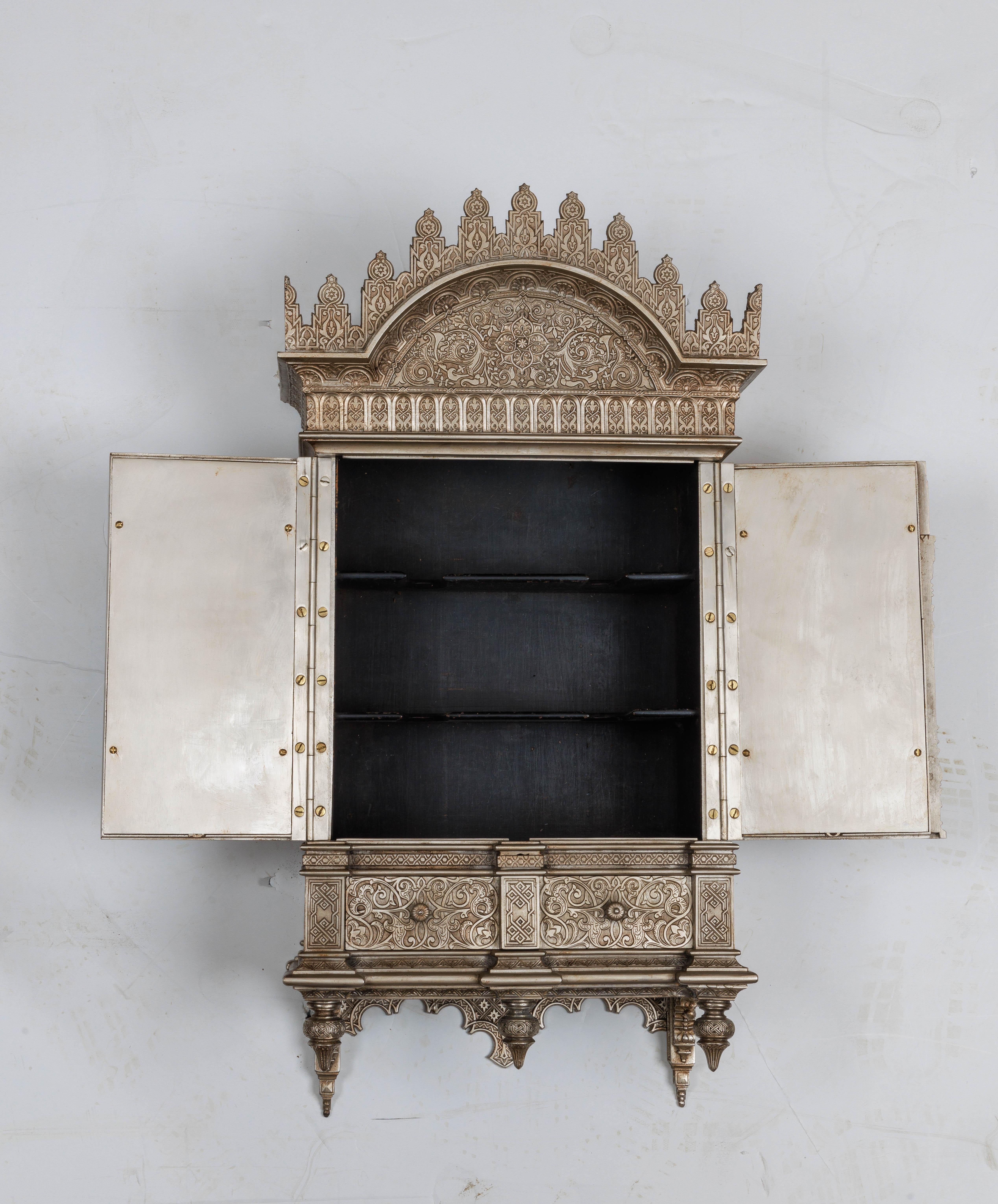 Islamisches „Alhambra“-Schrank aus versilberter Bronze im islamischen Nasrid-Stil (Deutsch) im Angebot