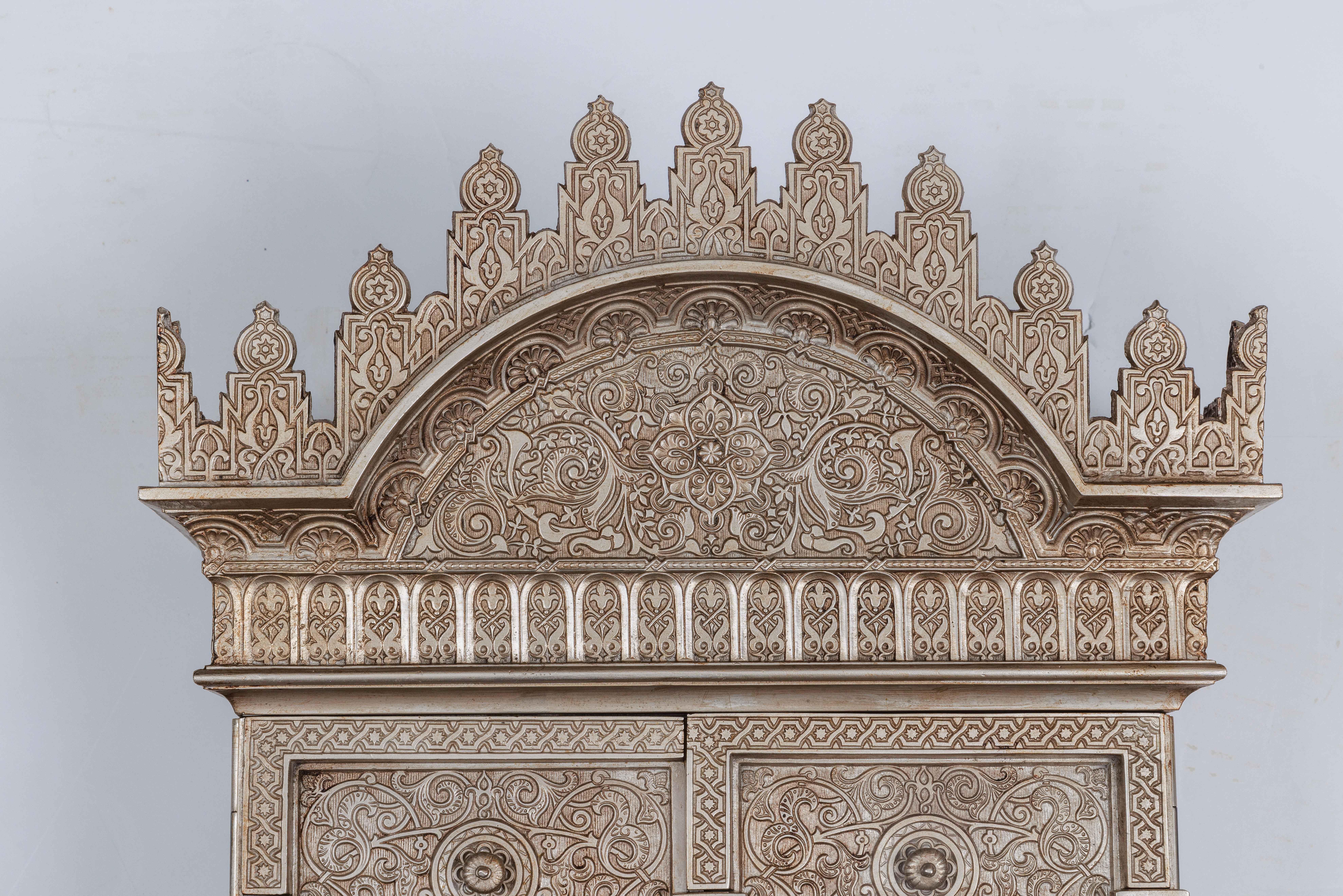 Islamisches „Alhambra“-Schrank aus versilberter Bronze im islamischen Nasrid-Stil im Angebot 1
