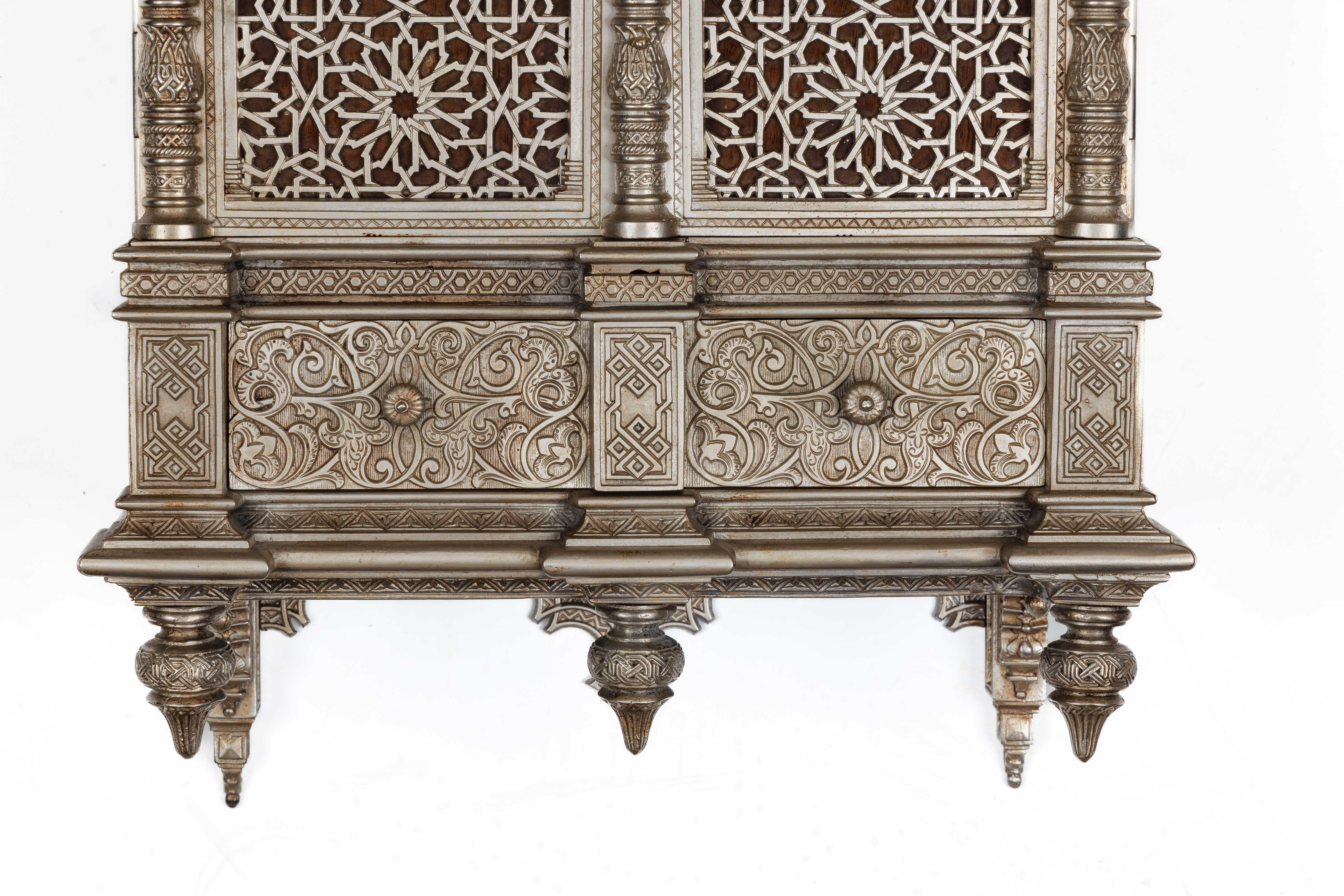 XIXe siècle Meuble de rangement islamique Quran « Alhambra » en bronze argenté de style Nasrid islamique en vente