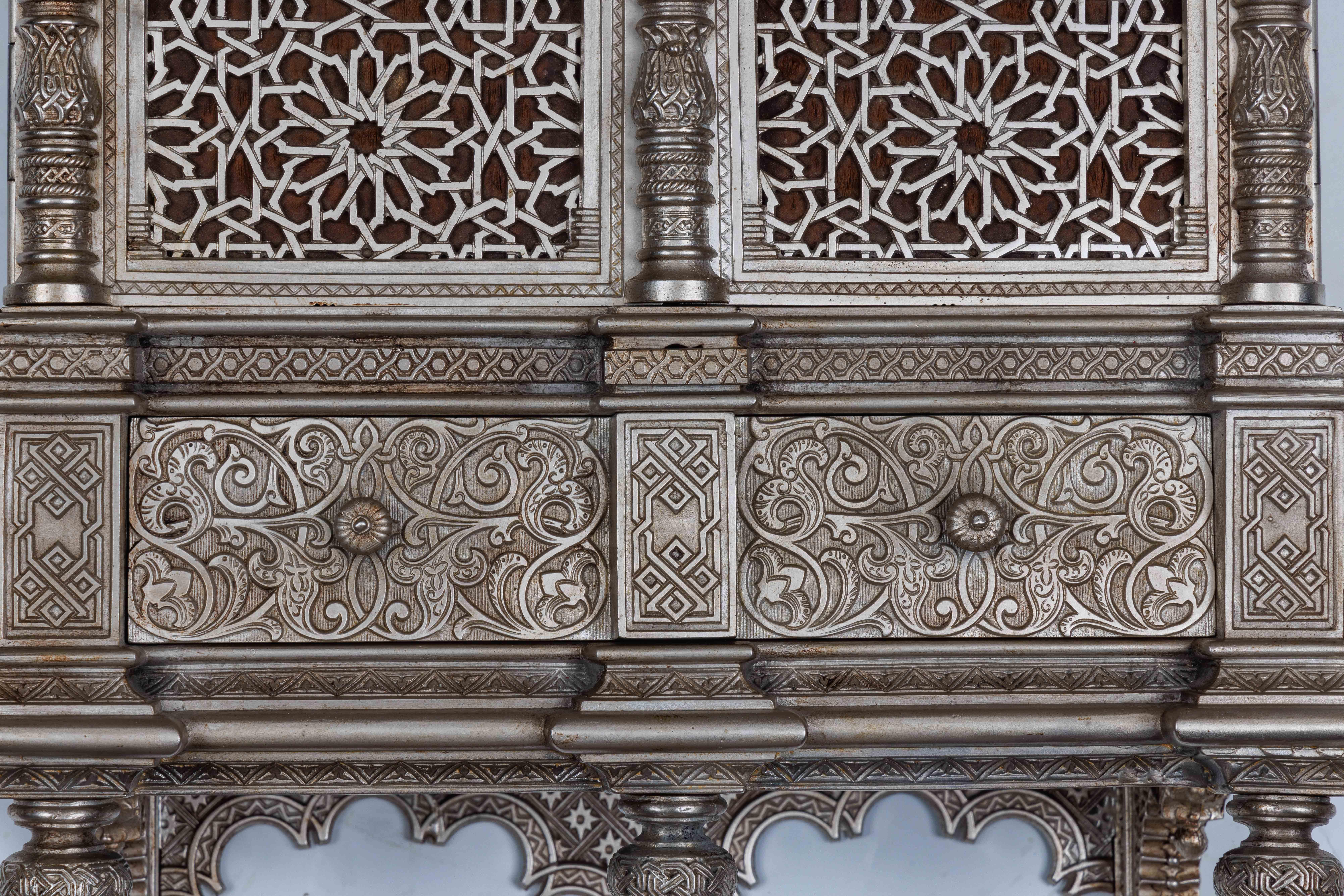 Islamisches „Alhambra“-Schrank aus versilberter Bronze im islamischen Nasrid-Stil im Angebot 3