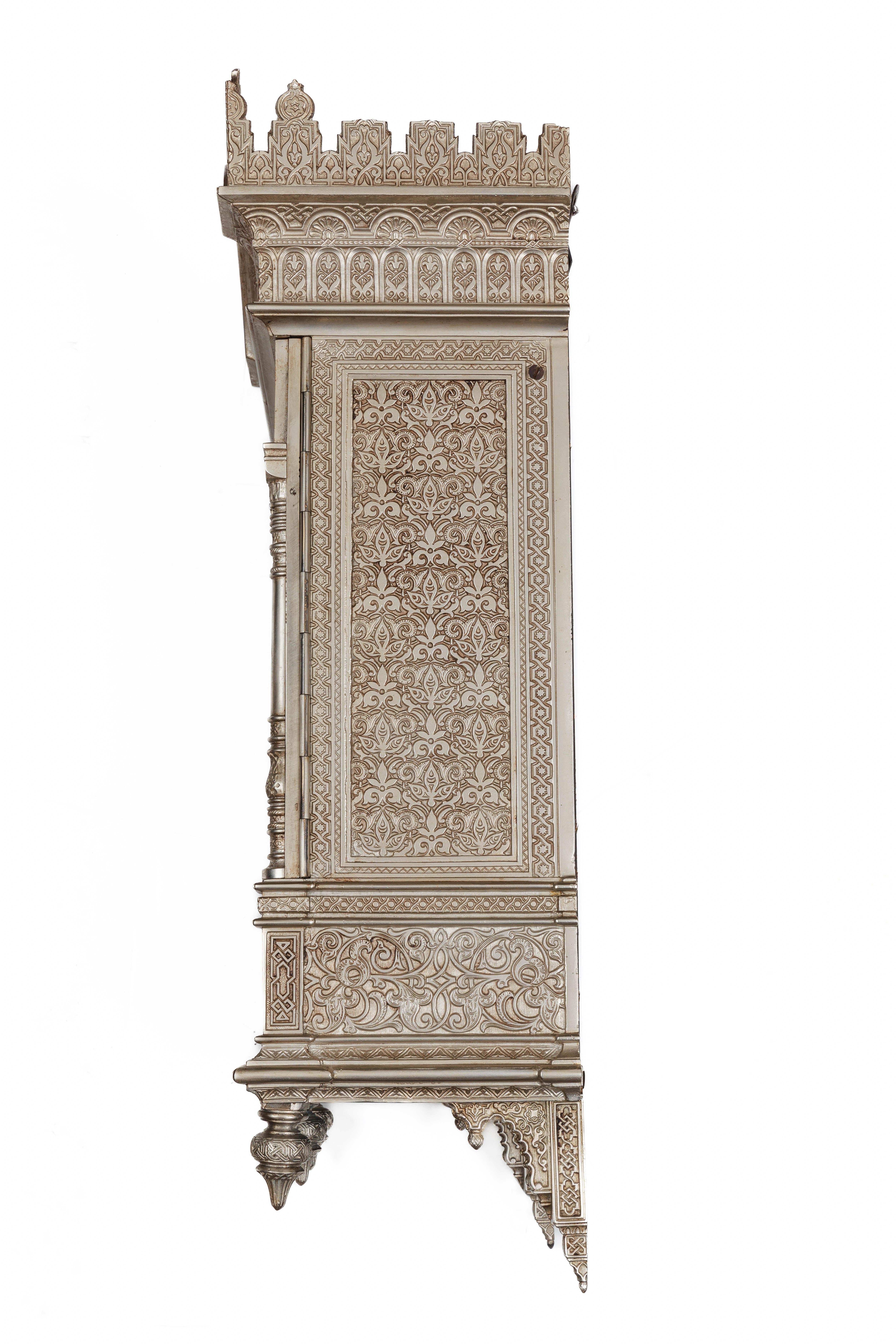 Islamisches „Alhambra“-Schrank aus versilberter Bronze im islamischen Nasrid-Stil im Angebot 4