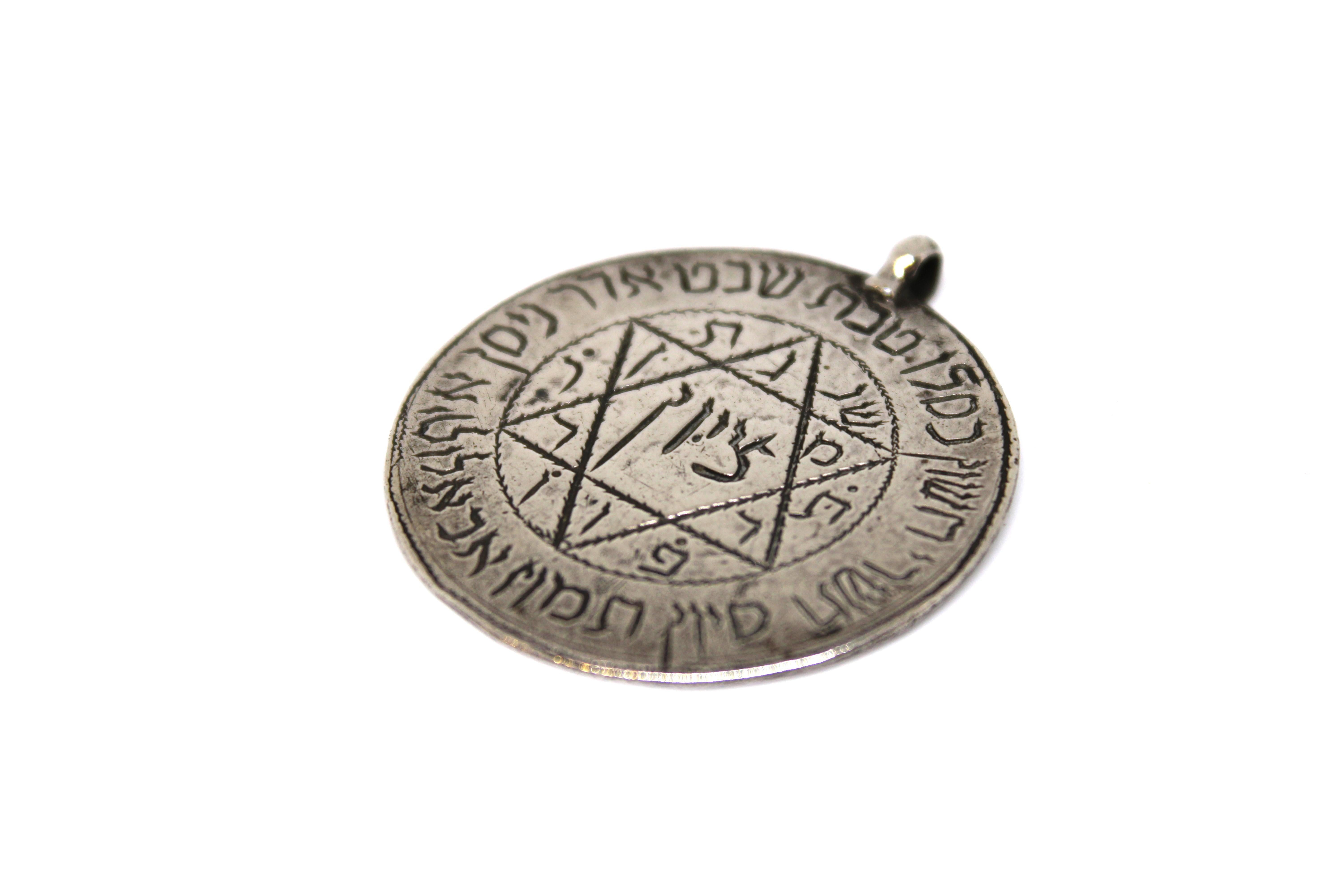 Dieses seltene und aussagekräftige Silberamulett, das 1936 im Land Israel hergestellt wurde, spiegelt auf wunderbare Weise das geistige und kulturelle Erbe des jüdischen Volkes in einem entscheidenden Moment der modernen Geschichte wider.

Das