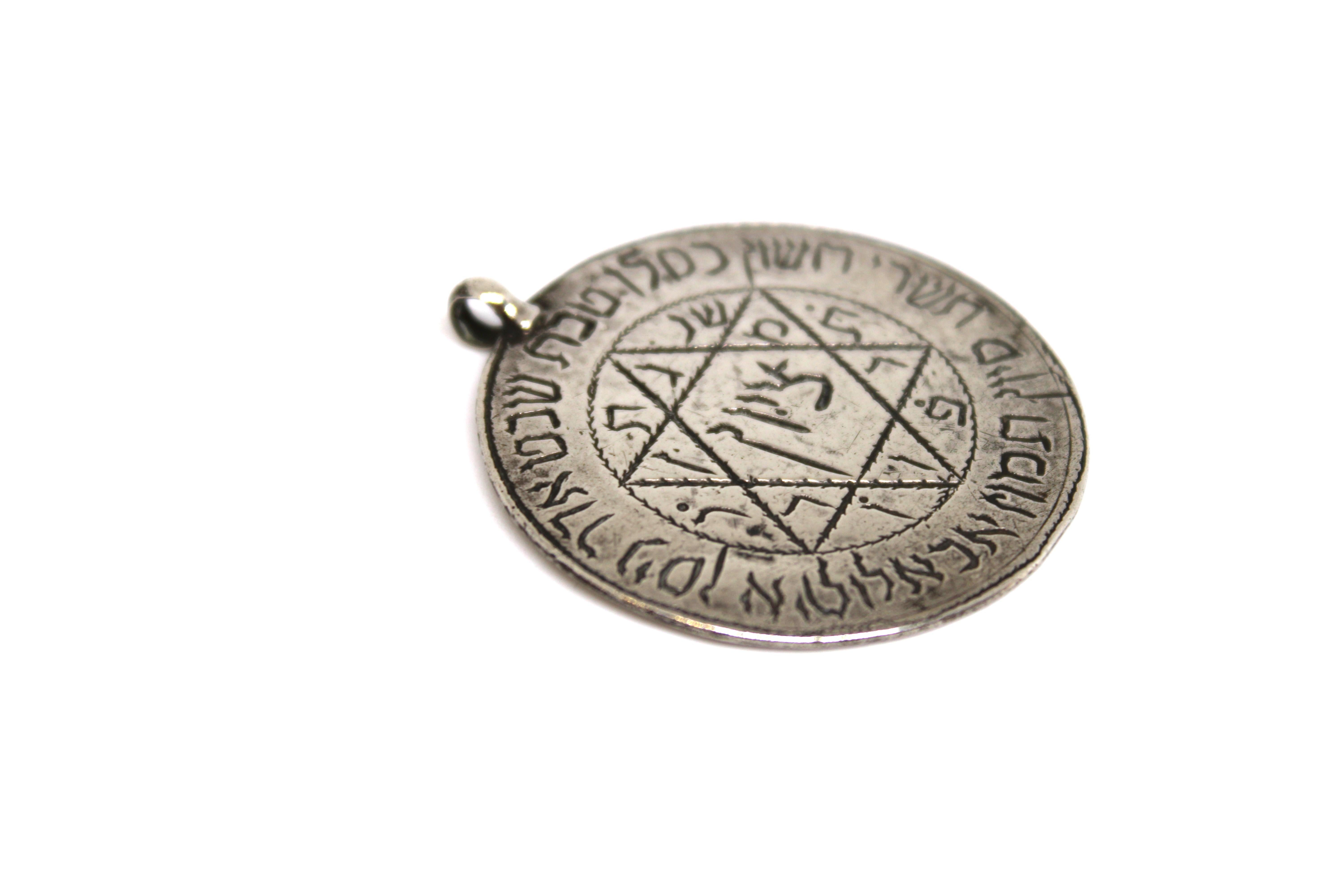 Ein israelisches Silber-Amulett, seltenes Judaica-Amulett aus Israel, 1936 (Israelisch) im Angebot