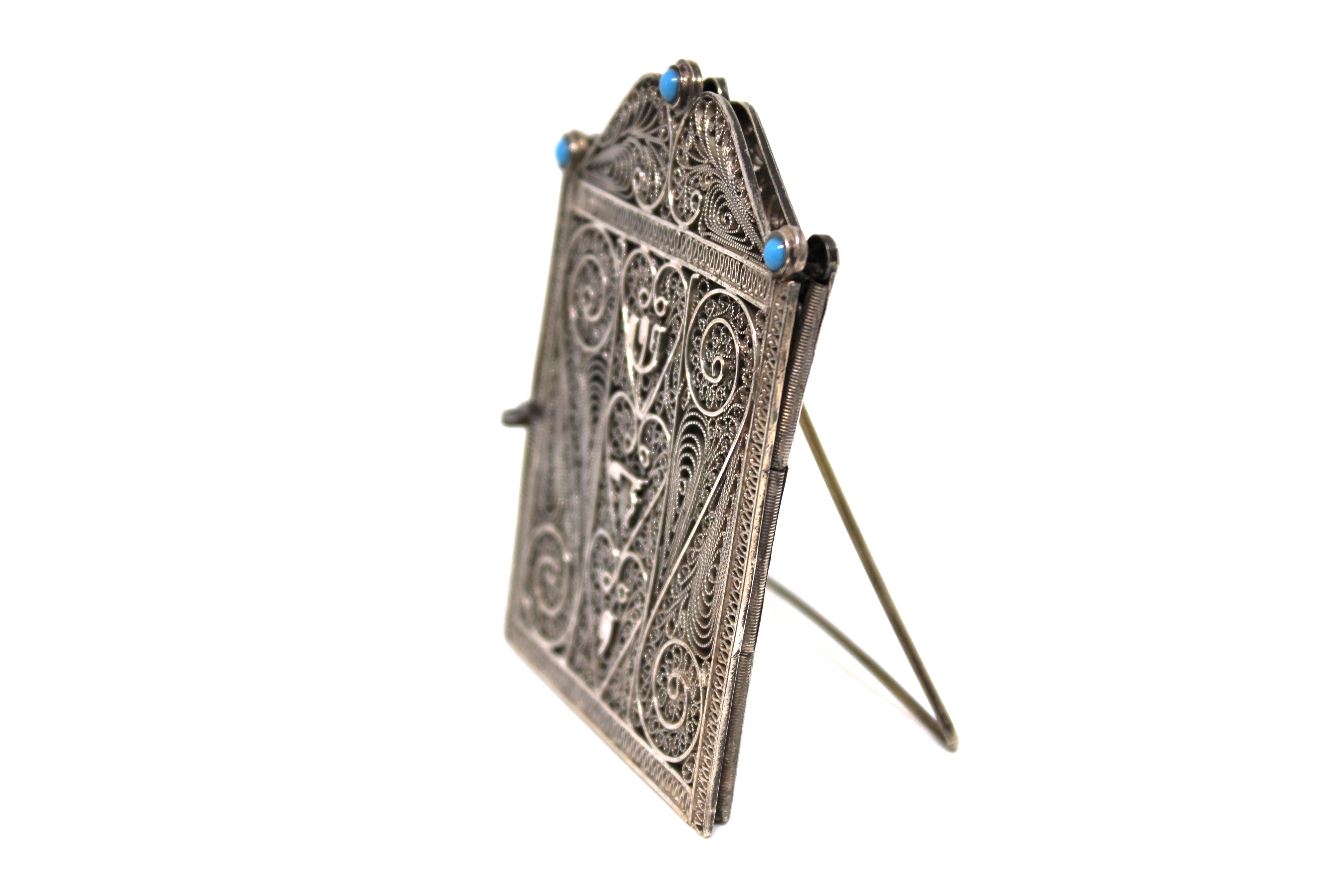 Questa straordinaria custodia per Mezuzah, realizzata in Israel intorno al 1950, si distingue per il fatto di essersi allontanata dal design tradizionale. Con una forma unica, piatta e ispirata al portale, cattura il passaggio simbolico verso la