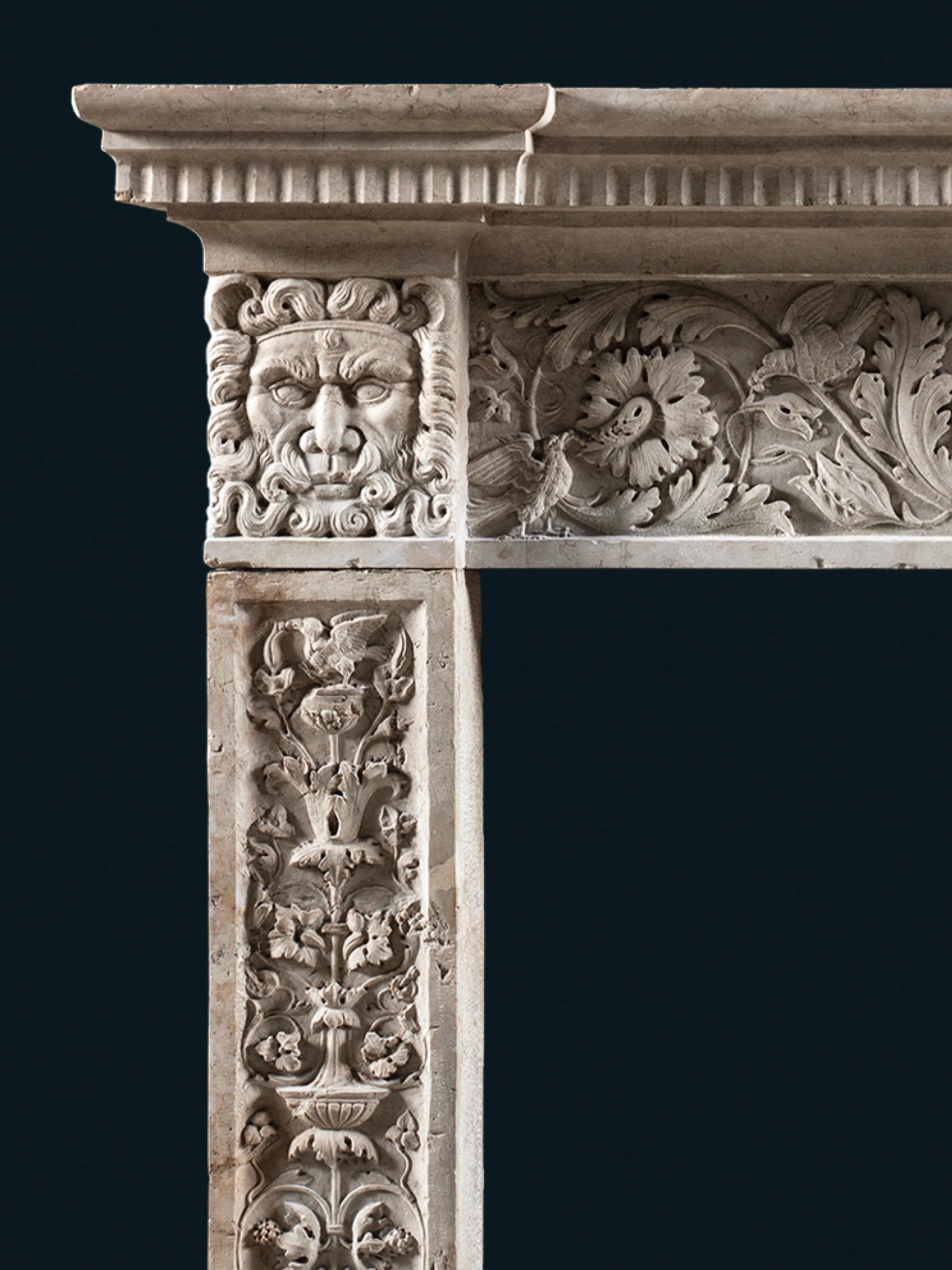 Cheminée italienne du XIXe siècle finement sculptée et magnifiquement exécutée à la main en pierre d'Istrie. La tablette simple du front de taille, avec une corniche à denticules, est sculptée d'une seule pièce avec la frise. Elle est richement