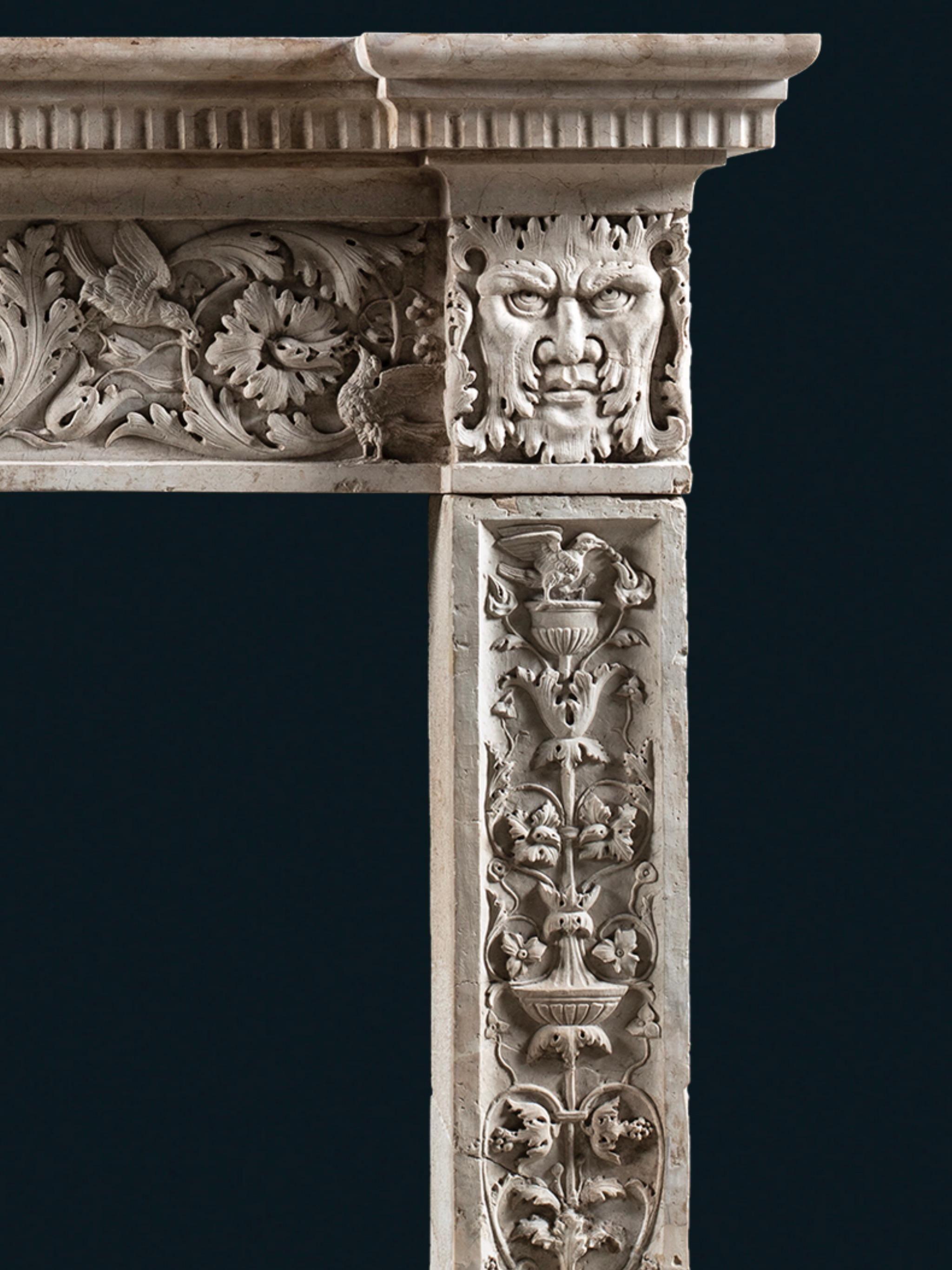 Sculpté Cheminée Istrian Stone avec décoration grotesque en vente