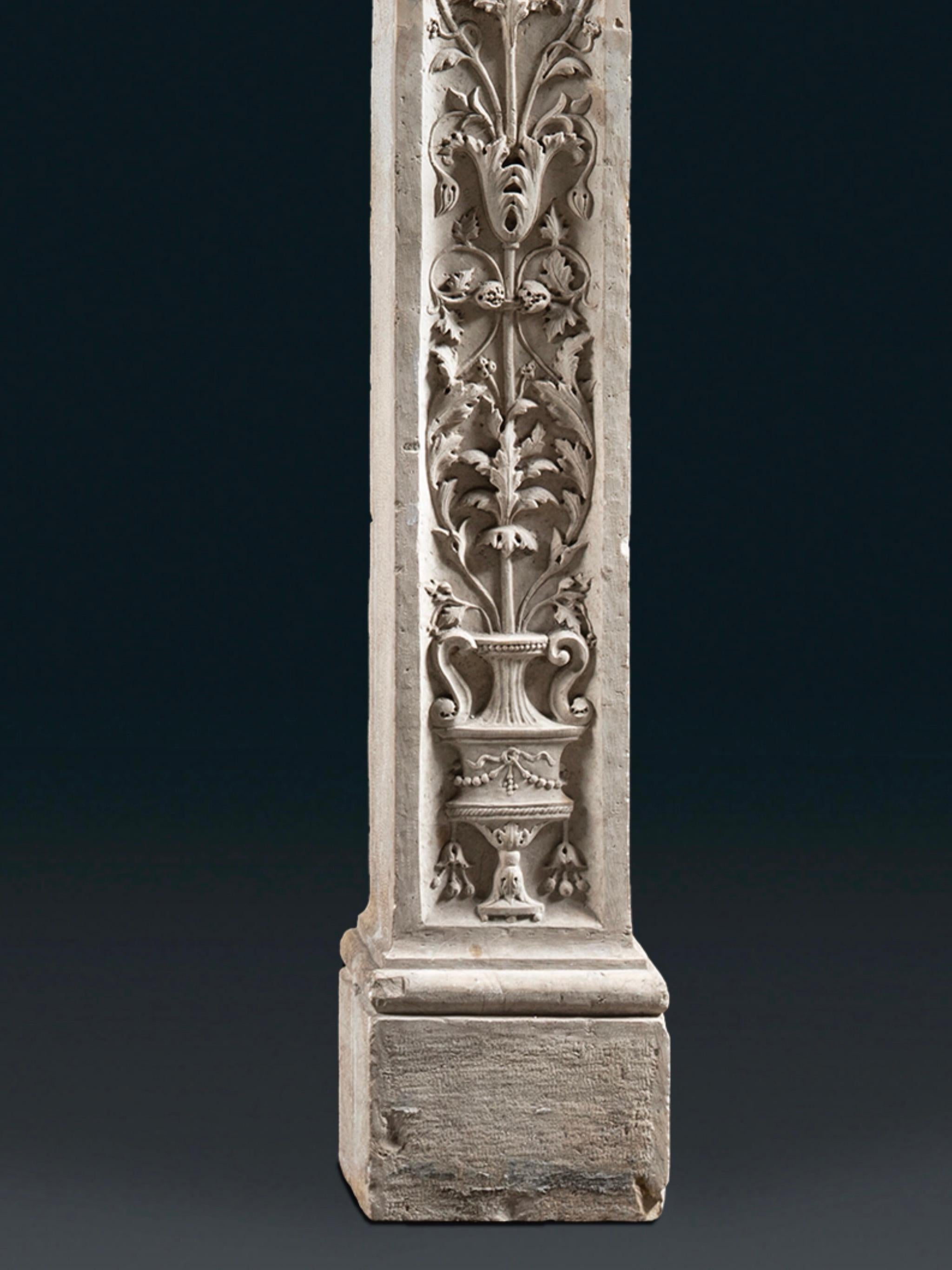 XIXe siècle Cheminée Istrian Stone avec décoration grotesque en vente