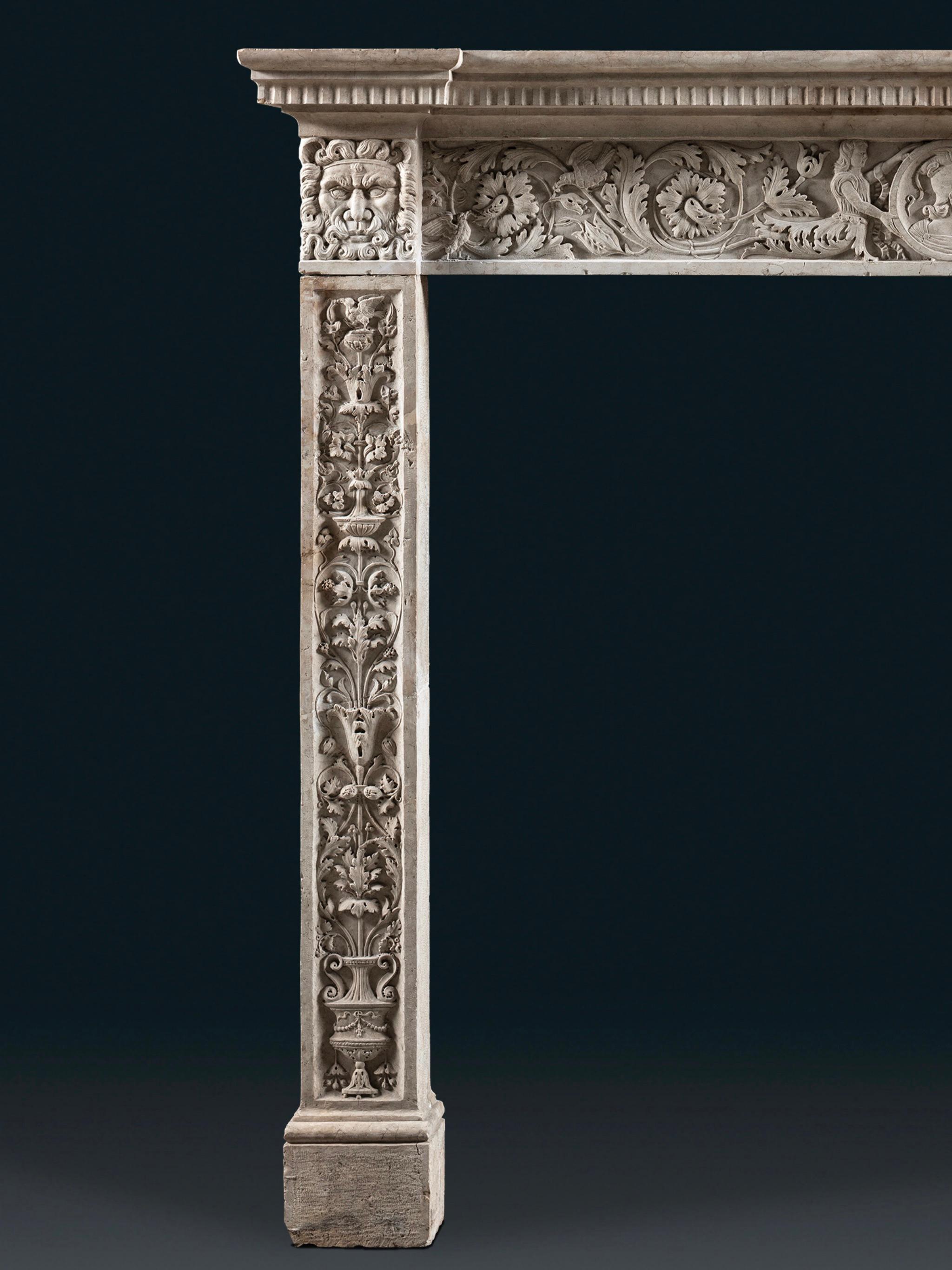 Pierre Cheminée Istrian Stone avec décoration grotesque en vente