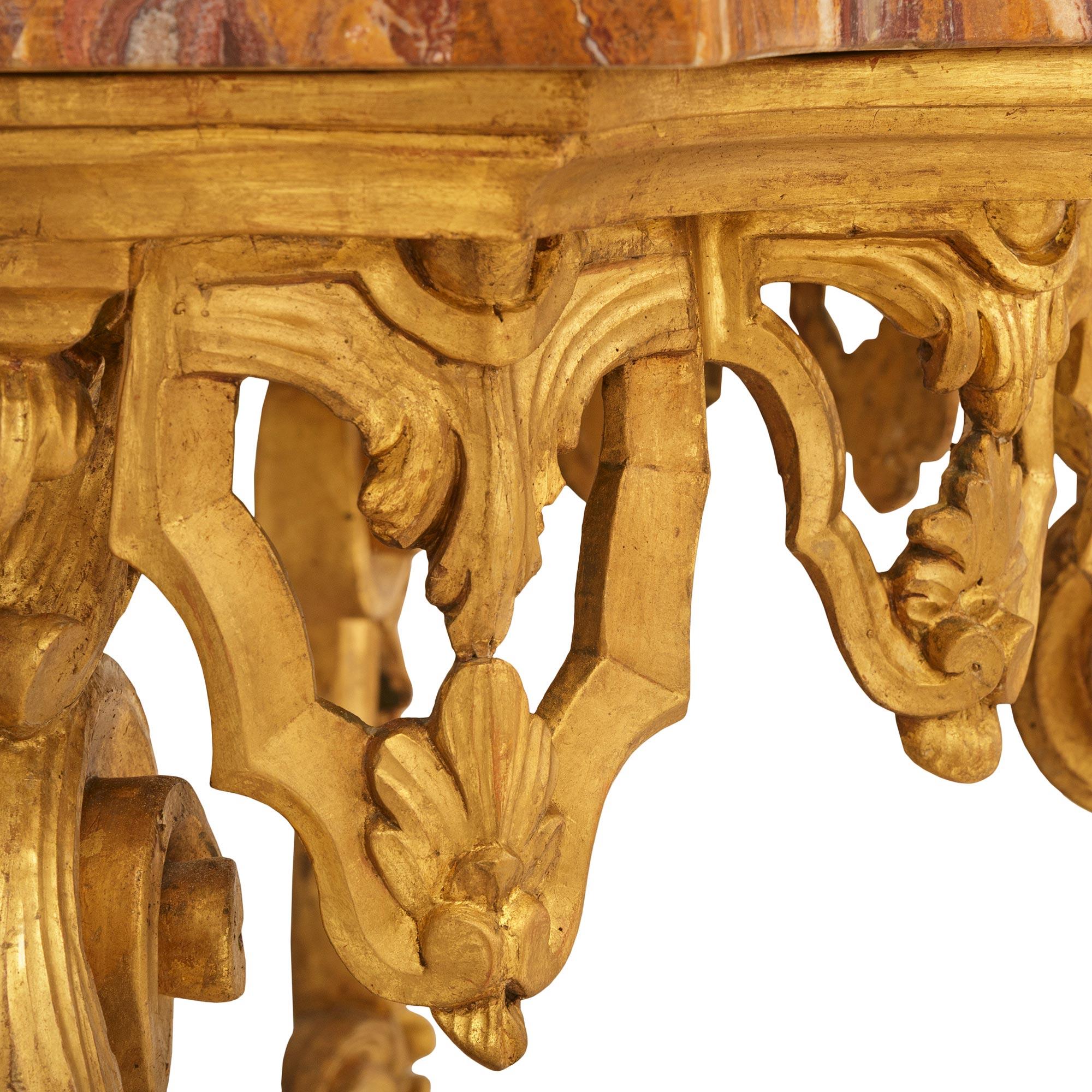 Consolle barocca italiana del XVIII secolo in legno dorato e marmo Alabastro Rosso in vendita 1