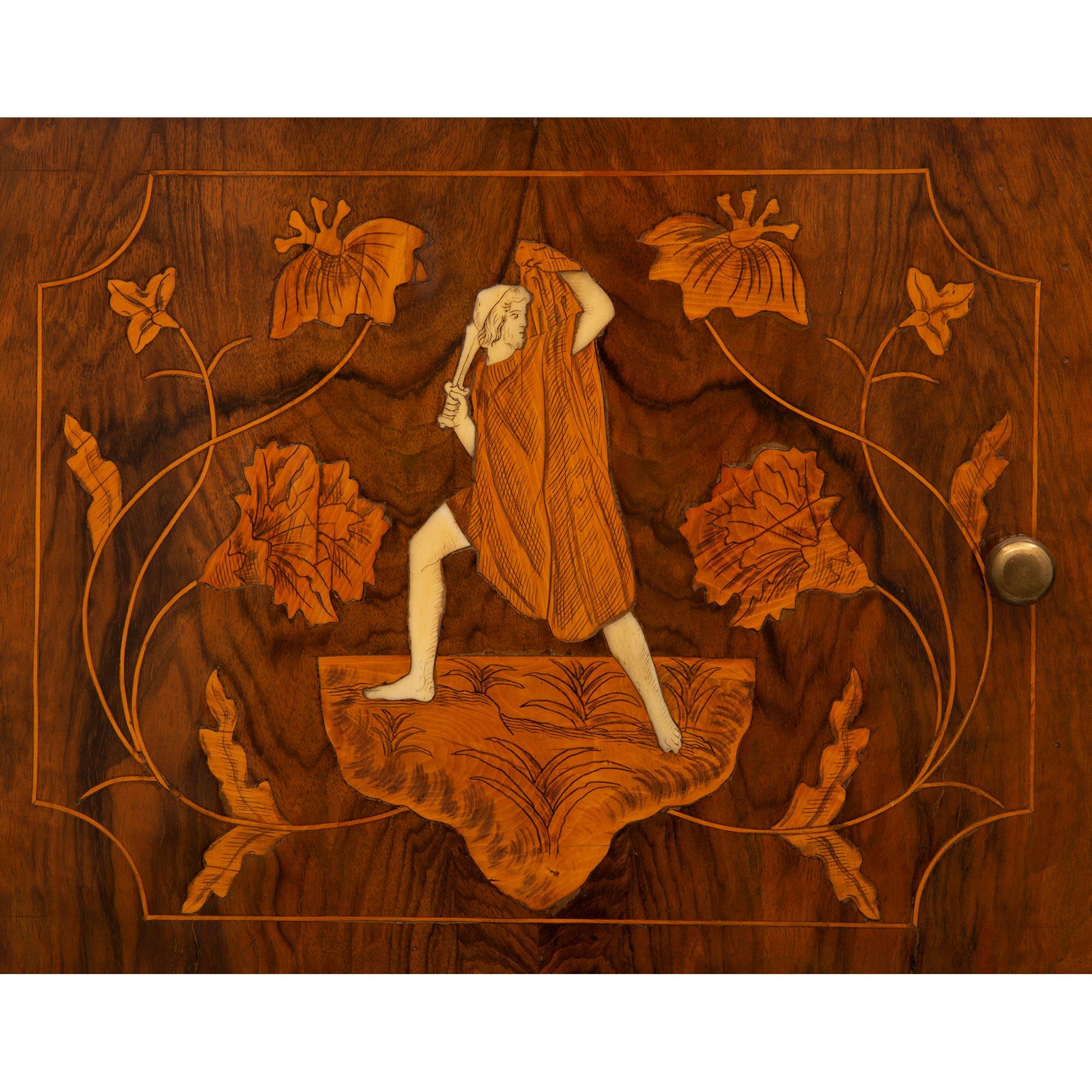 Os Table d'appoint italienne d'époque baroque du 18ème siècle en noyer, bois fruitier et os en vente