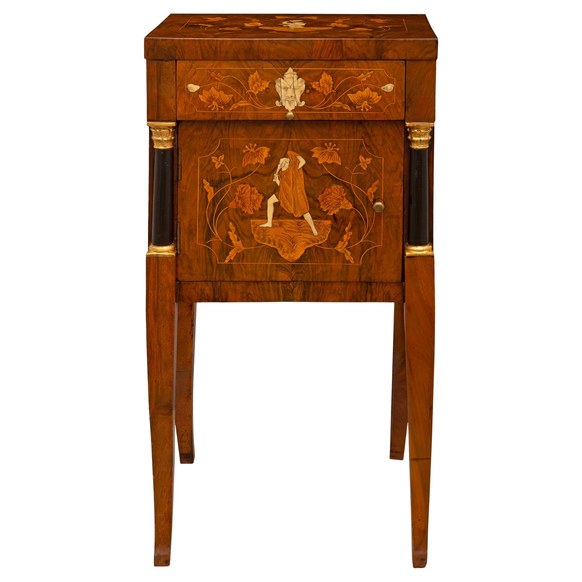 Table d'appoint italienne d'époque baroque du 18ème siècle en noyer, bois fruitier et os en vente